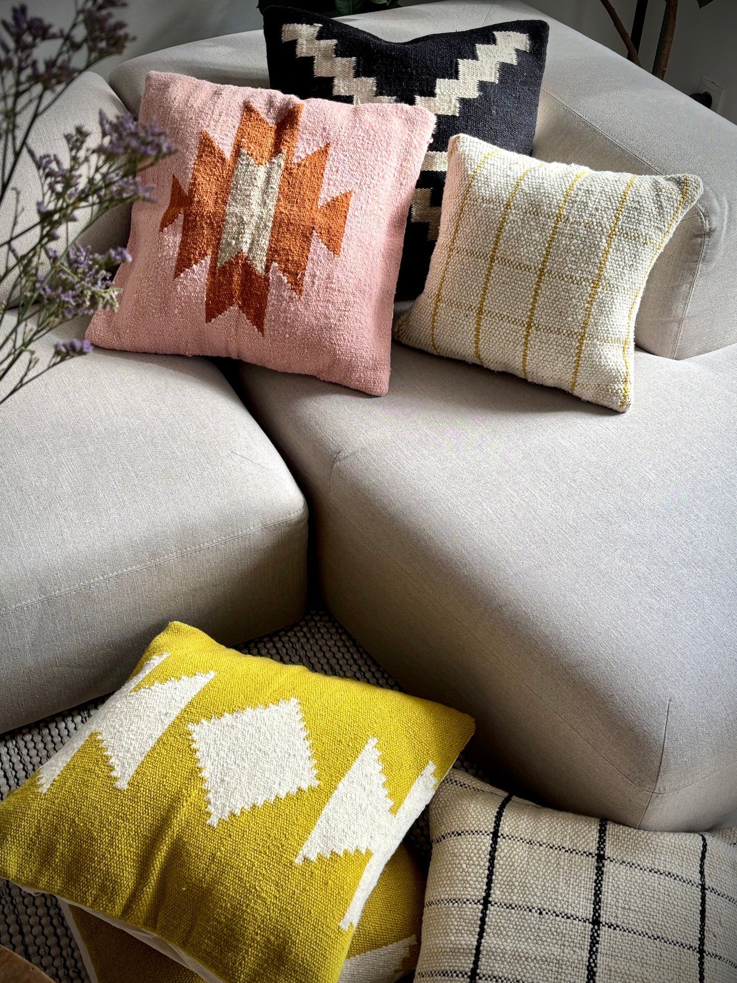Handwoven decorative cushion "Pink"