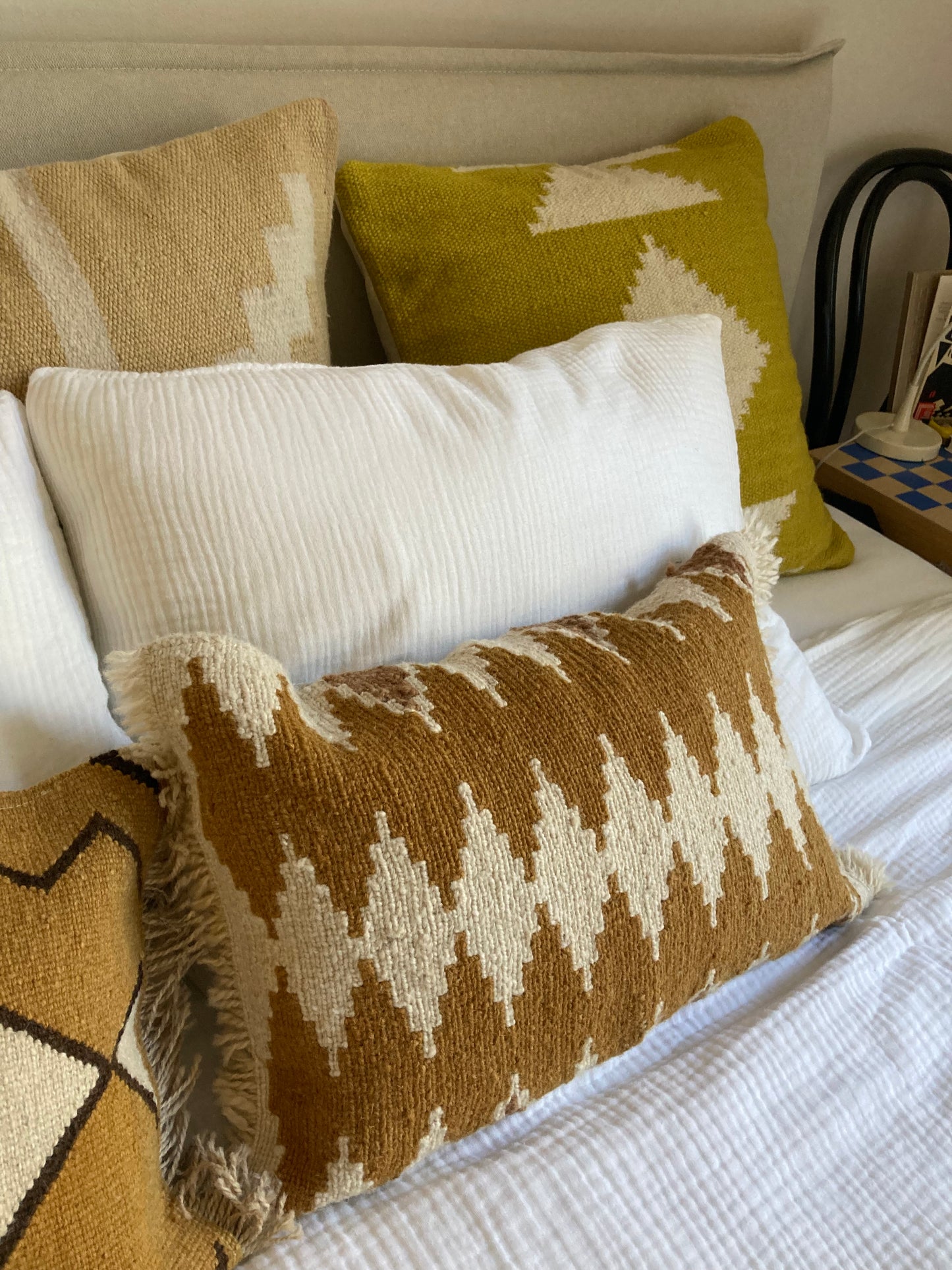 Small handwoven decorative cushion "Rautas"