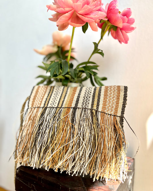 Bolso de mano de chaguar hecho a mano "Boho-Elegance" con flecos