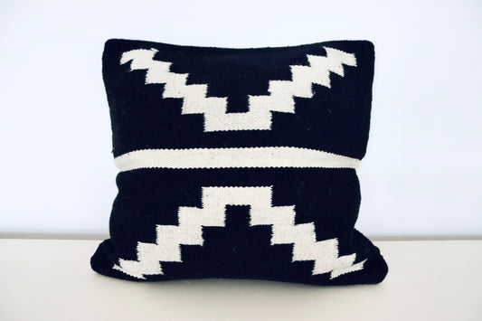 Handwoven decorative cushion "Noche"