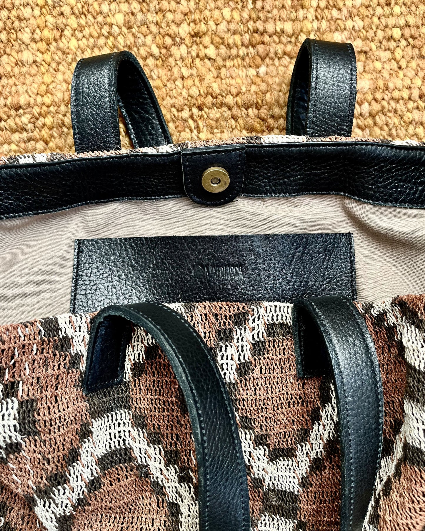 Detail: Schwarze Lederhandtasche mit nachhaltiger Chaguar-Weberei aus Argentinien