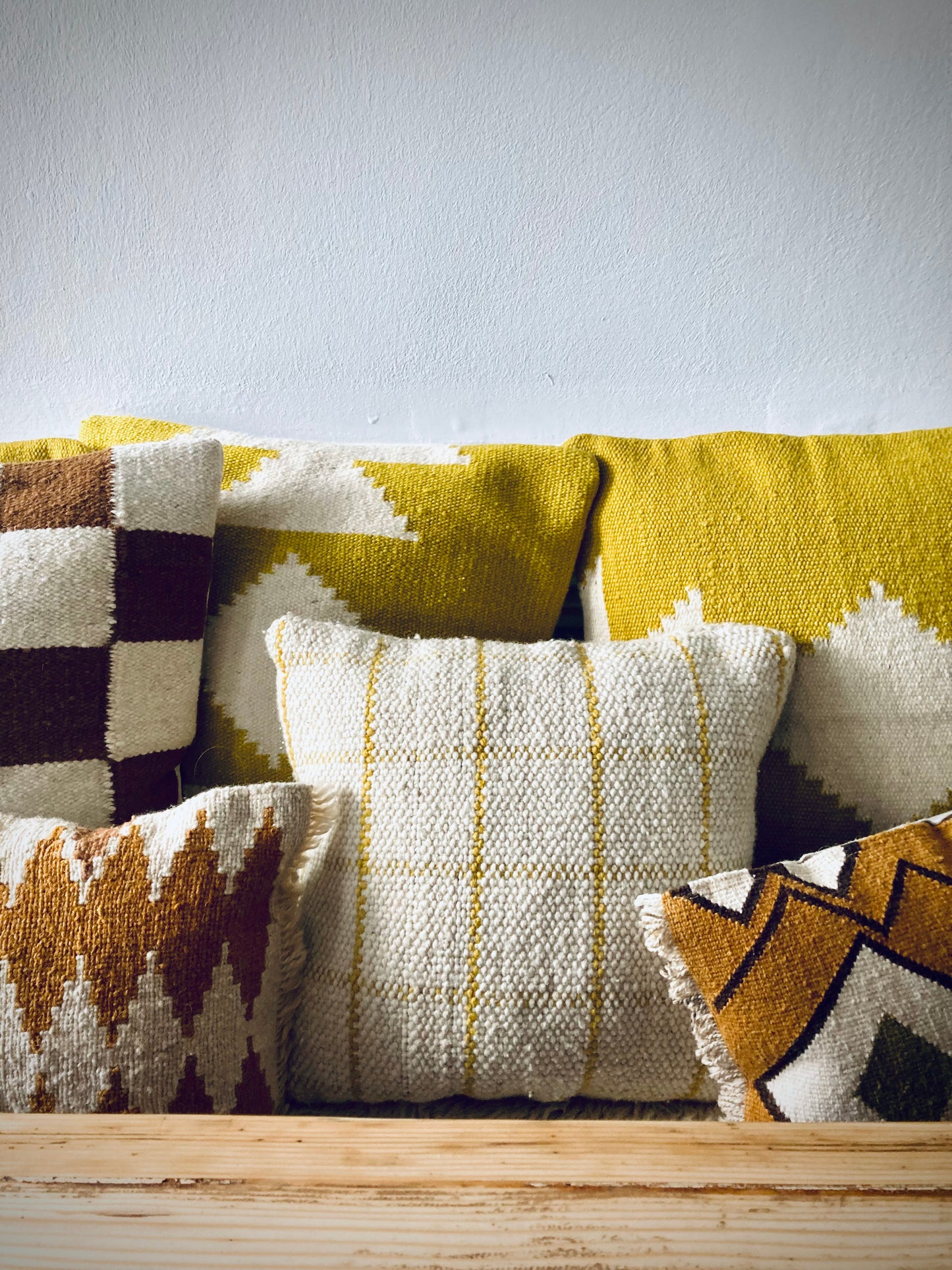 Handwoven decorative cushion "Scottish Mostaza"