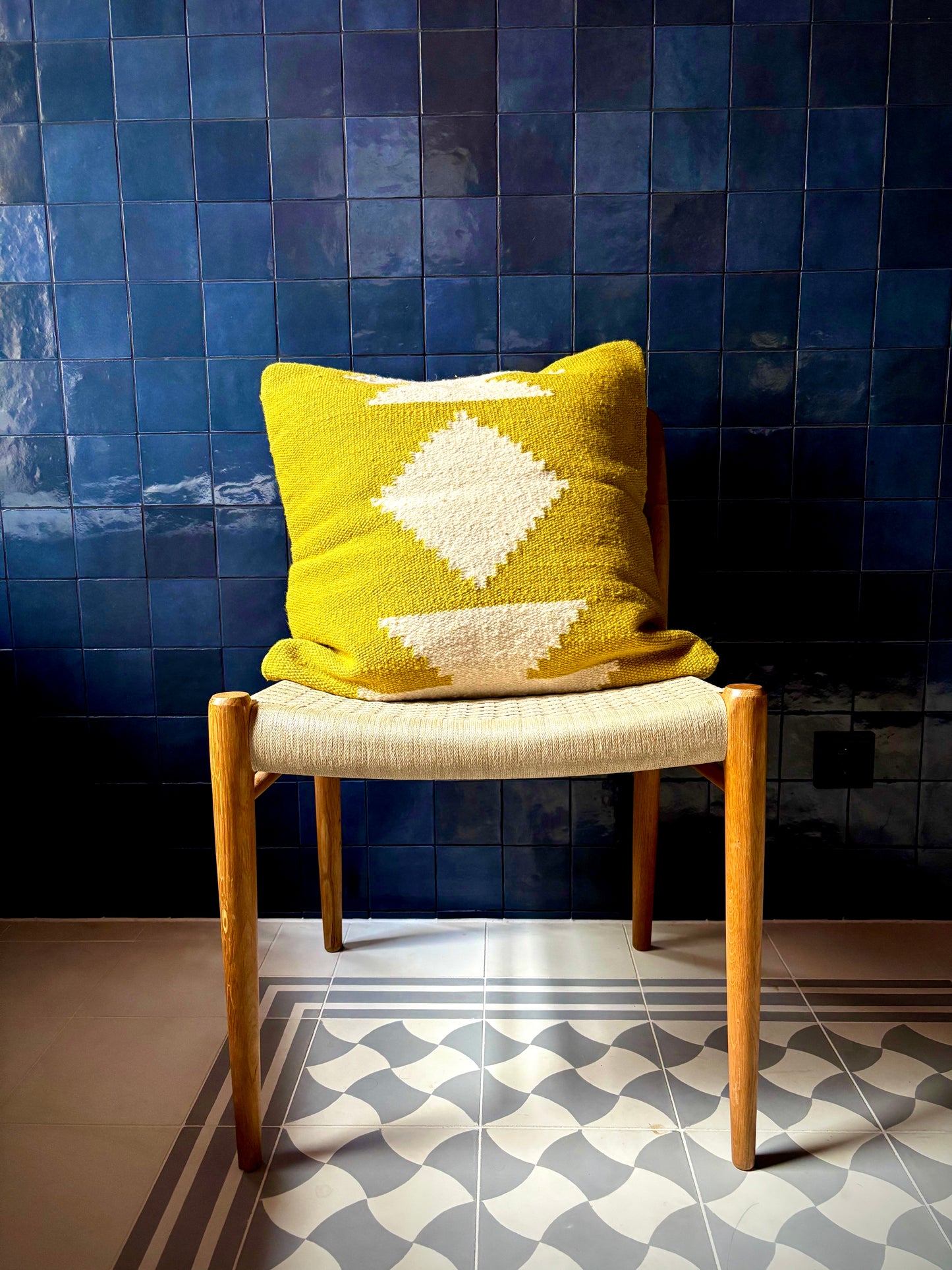 Handwoven decorative cushion "Mostaza"