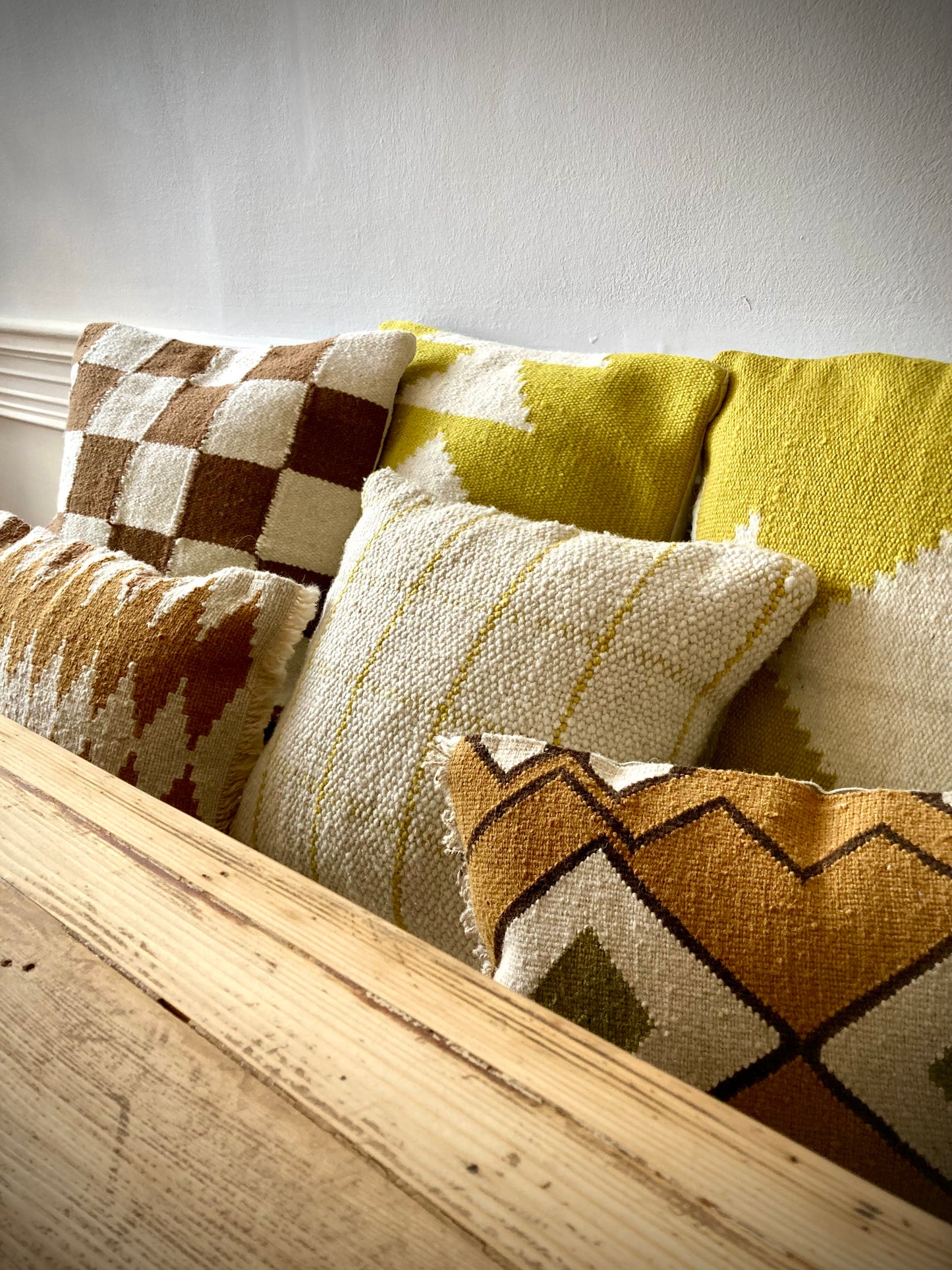 Handwoven decorative cushion "Scottish Mostaza"
