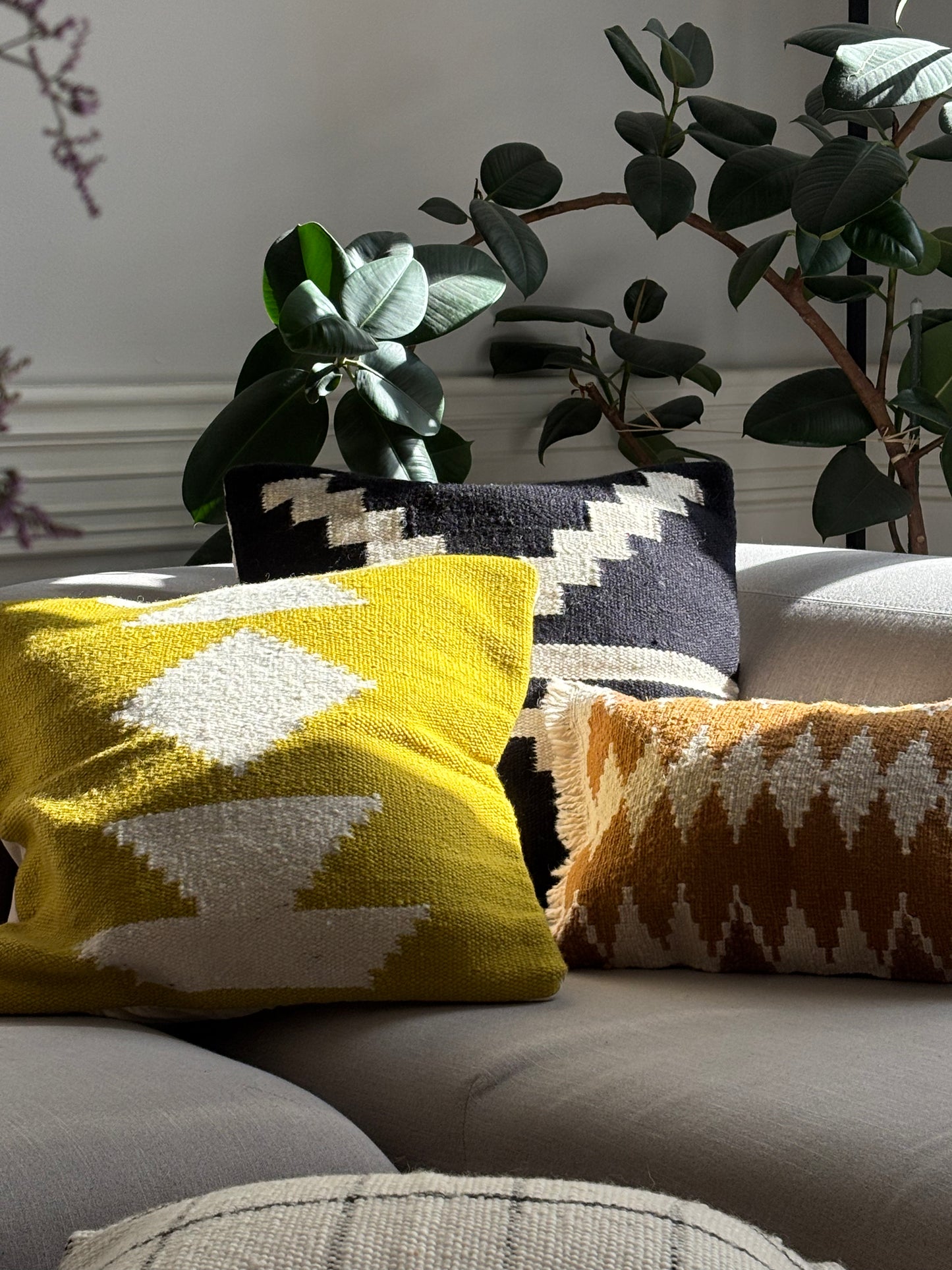 Handwoven decorative cushion "Mostaza"