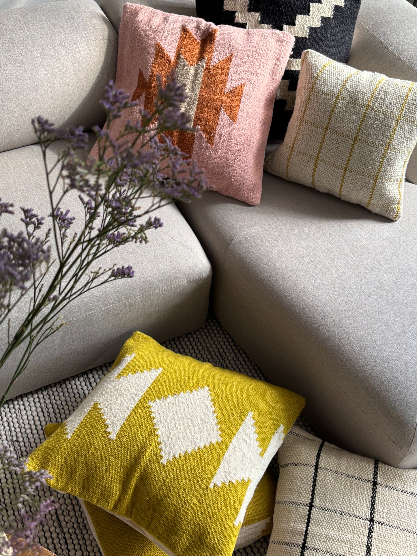 Handwoven decorative cushion "Mostaza"