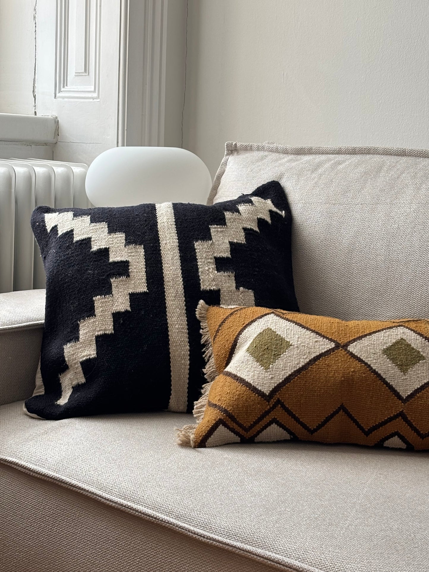 Handwoven decorative cushion "Noche"