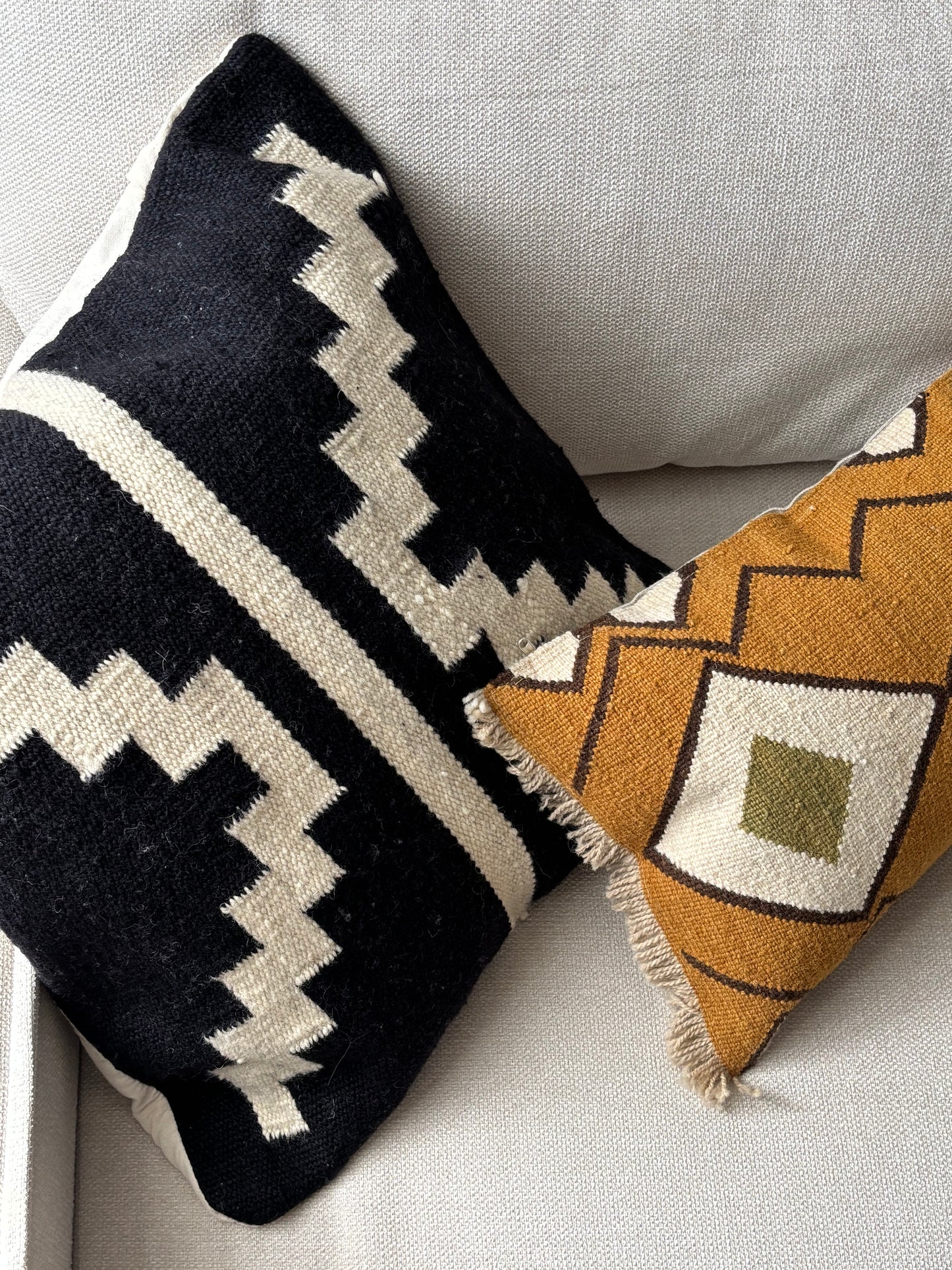 Handwoven decorative cushion "Noche"