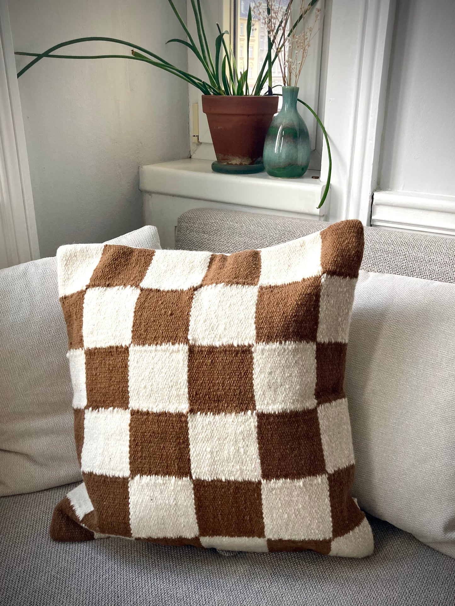 Handwoven decorative cushion "Damero"