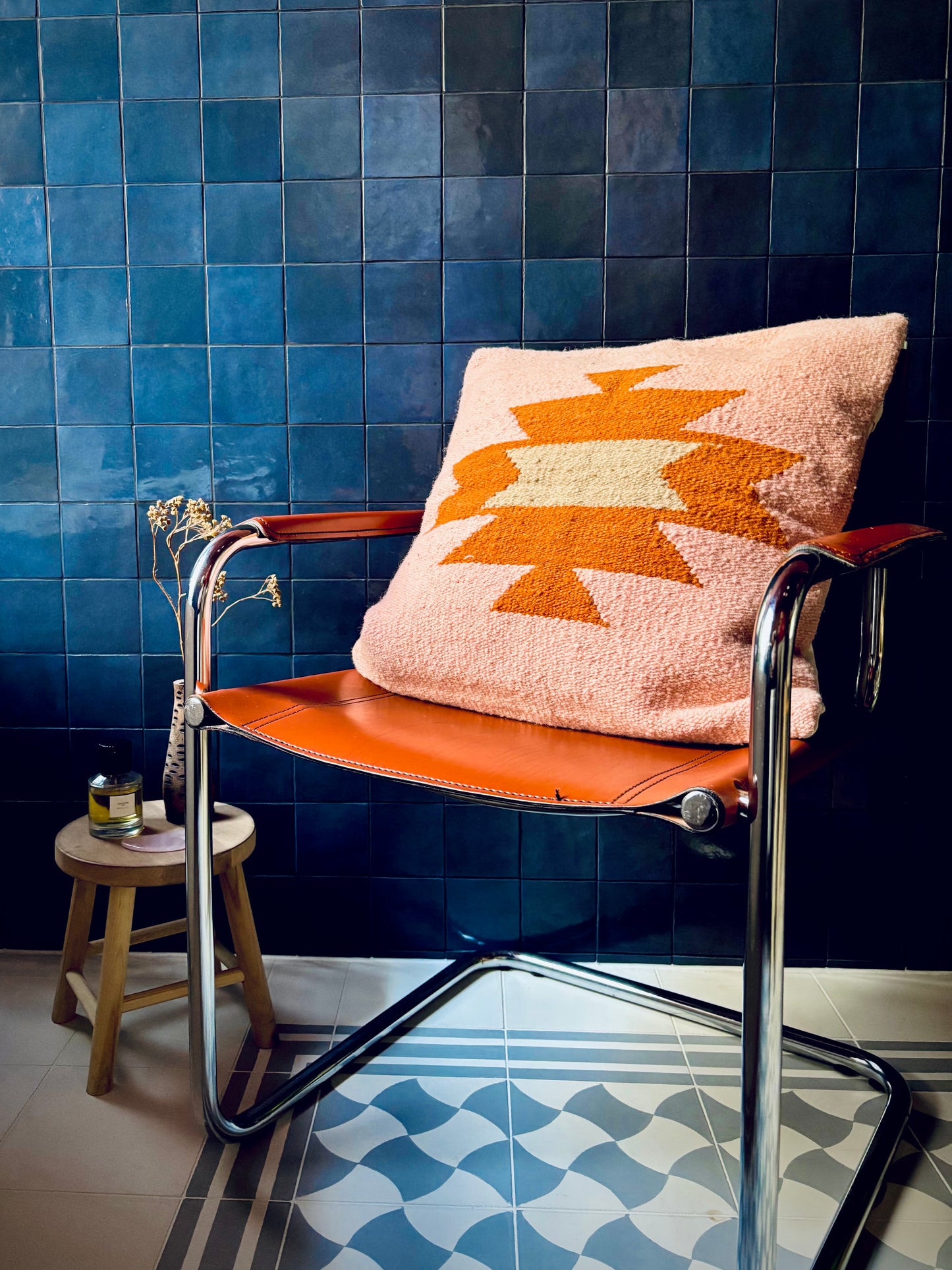 Handwoven decorative cushion "Pink"