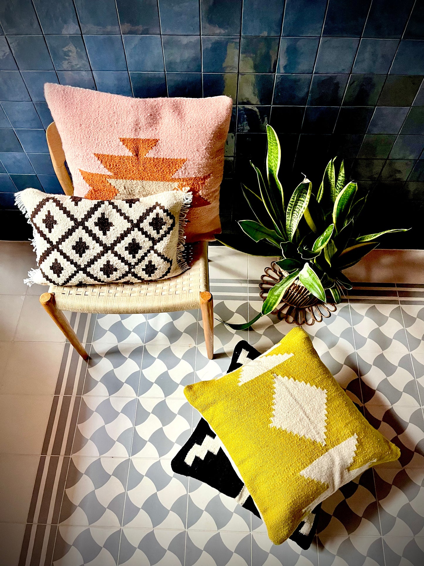 Handwoven decorative cushion "Mostaza"