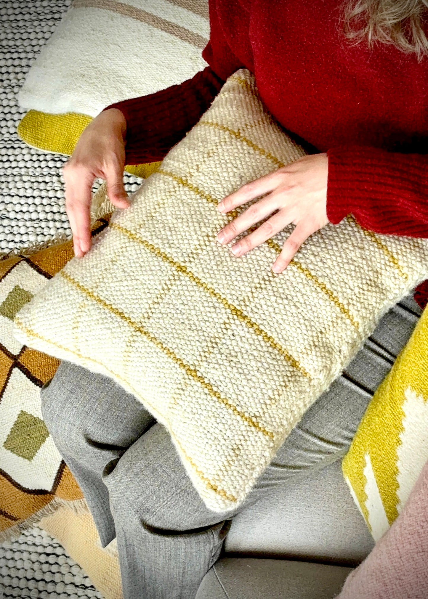 Handwoven decorative cushion "Scottish Mostaza"