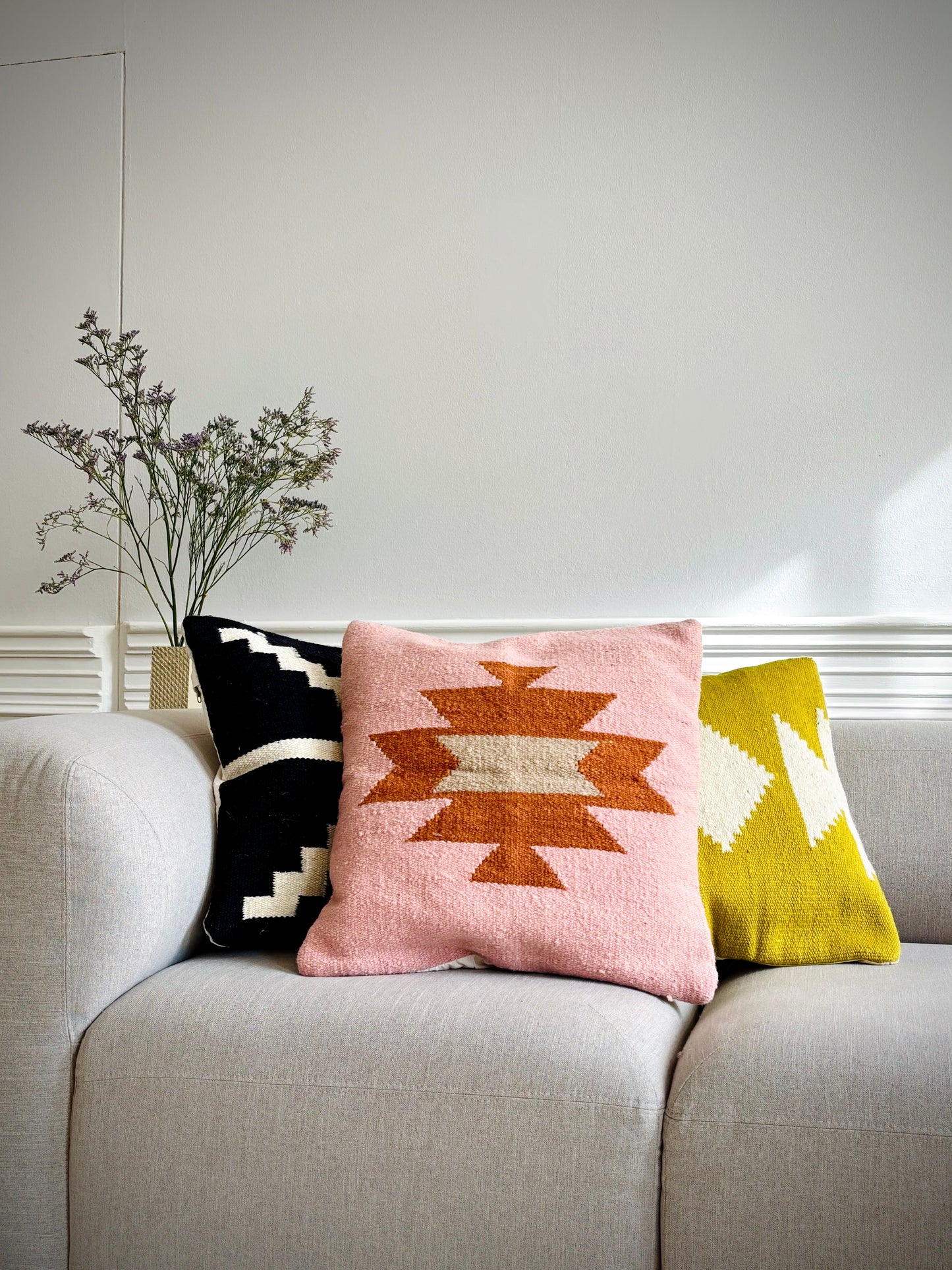 Handwoven decorative cushion "Pink"
