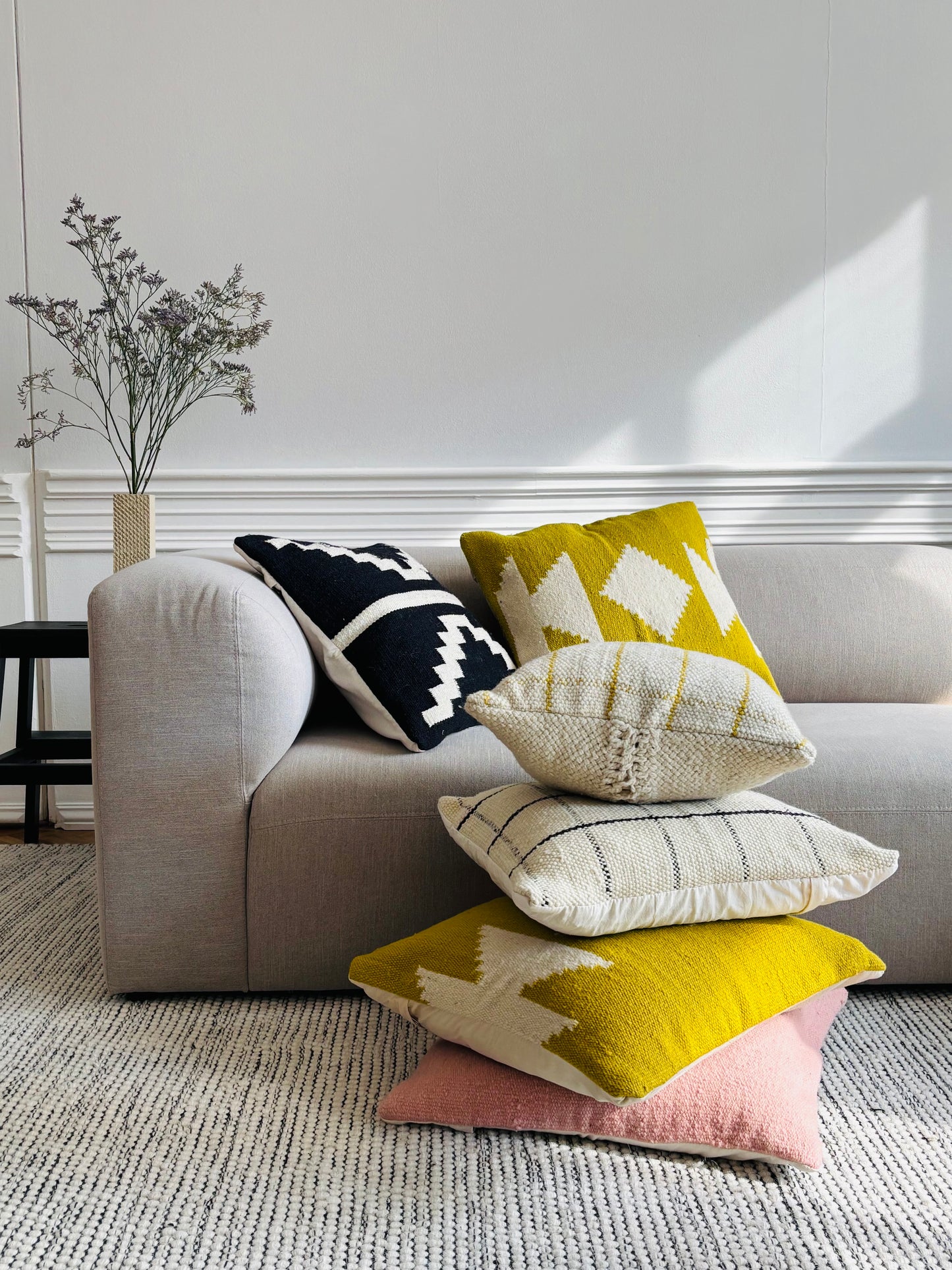 Handwoven decorative cushion "Scottish black/white"