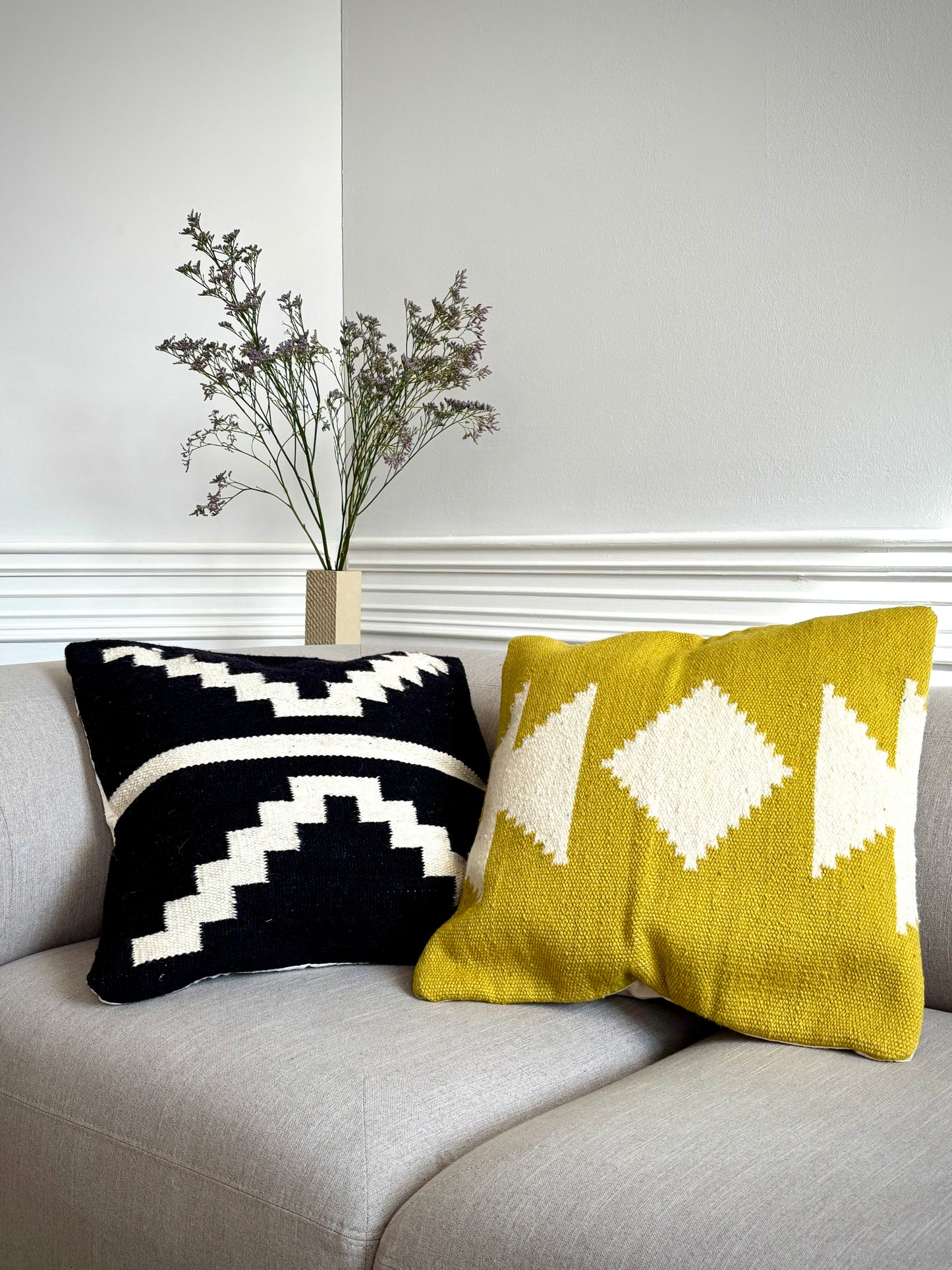 Handwoven decorative cushion "Noche"