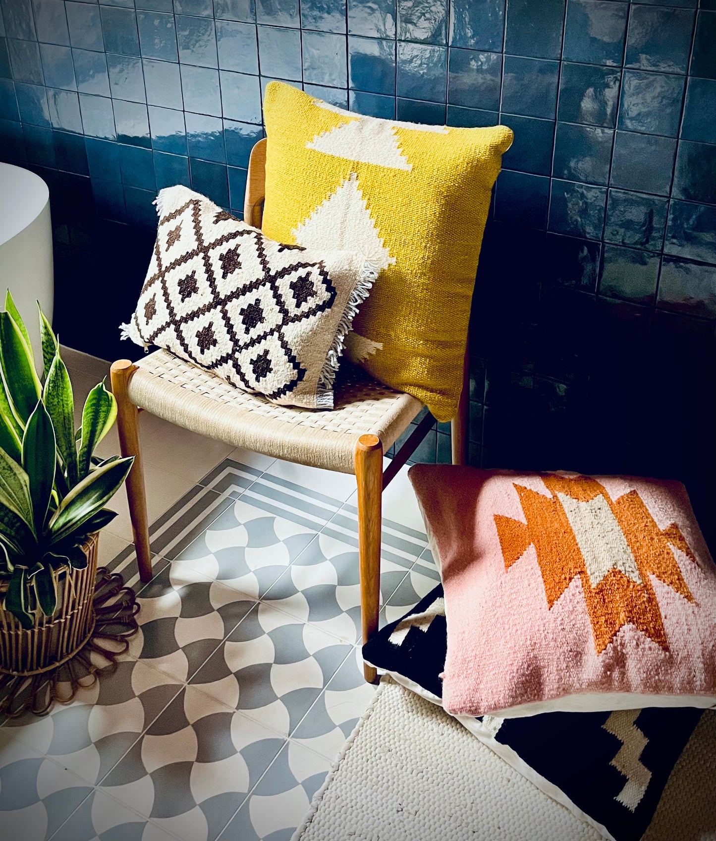 Handwoven decorative cushion "Pink"