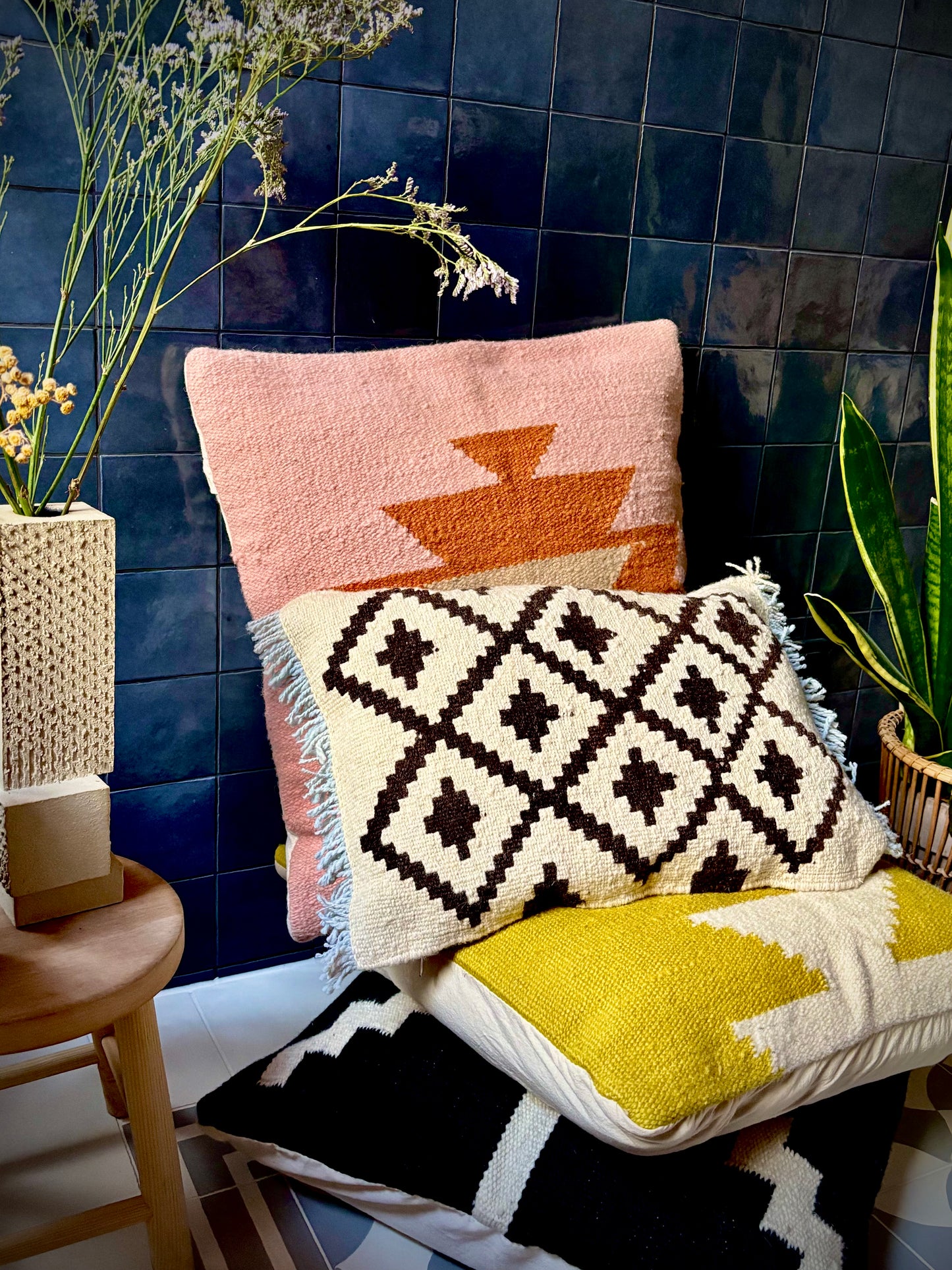 Small handwoven decorative cushion "Cruz"