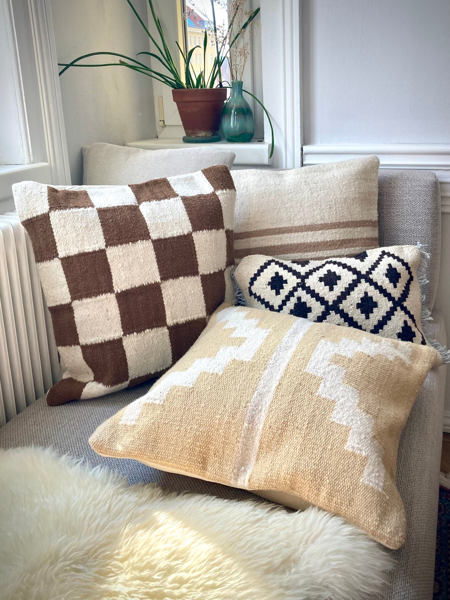 Handwoven decorative cushion "Arena"