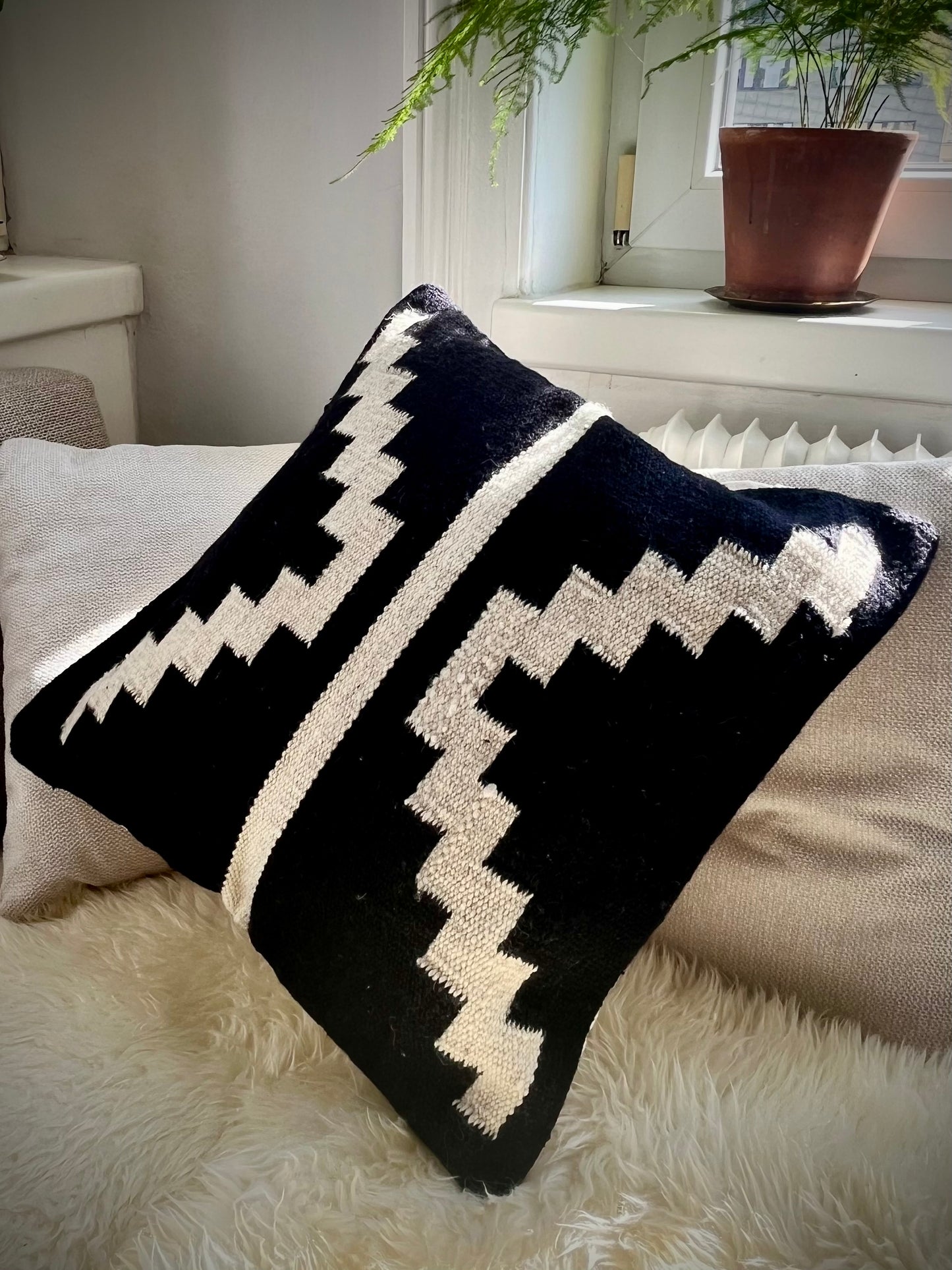 Handwoven decorative cushion "Noche"