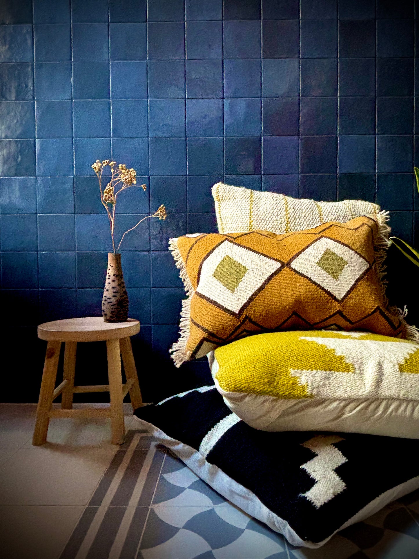 Handwoven decorative cushion "Mostaza"