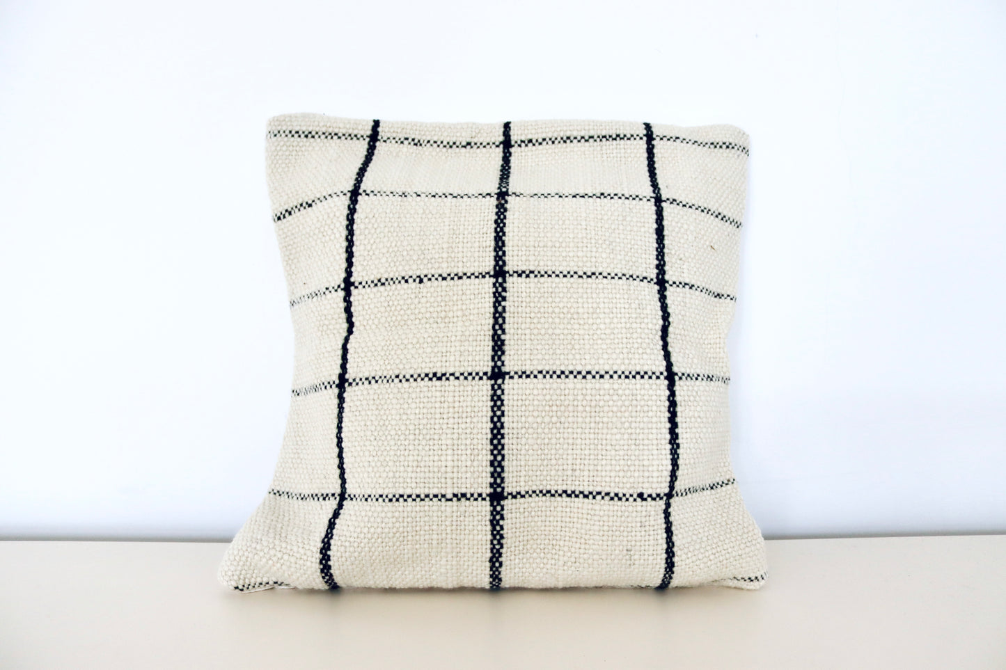 Handwoven decorative cushion "Scottish black/white"
