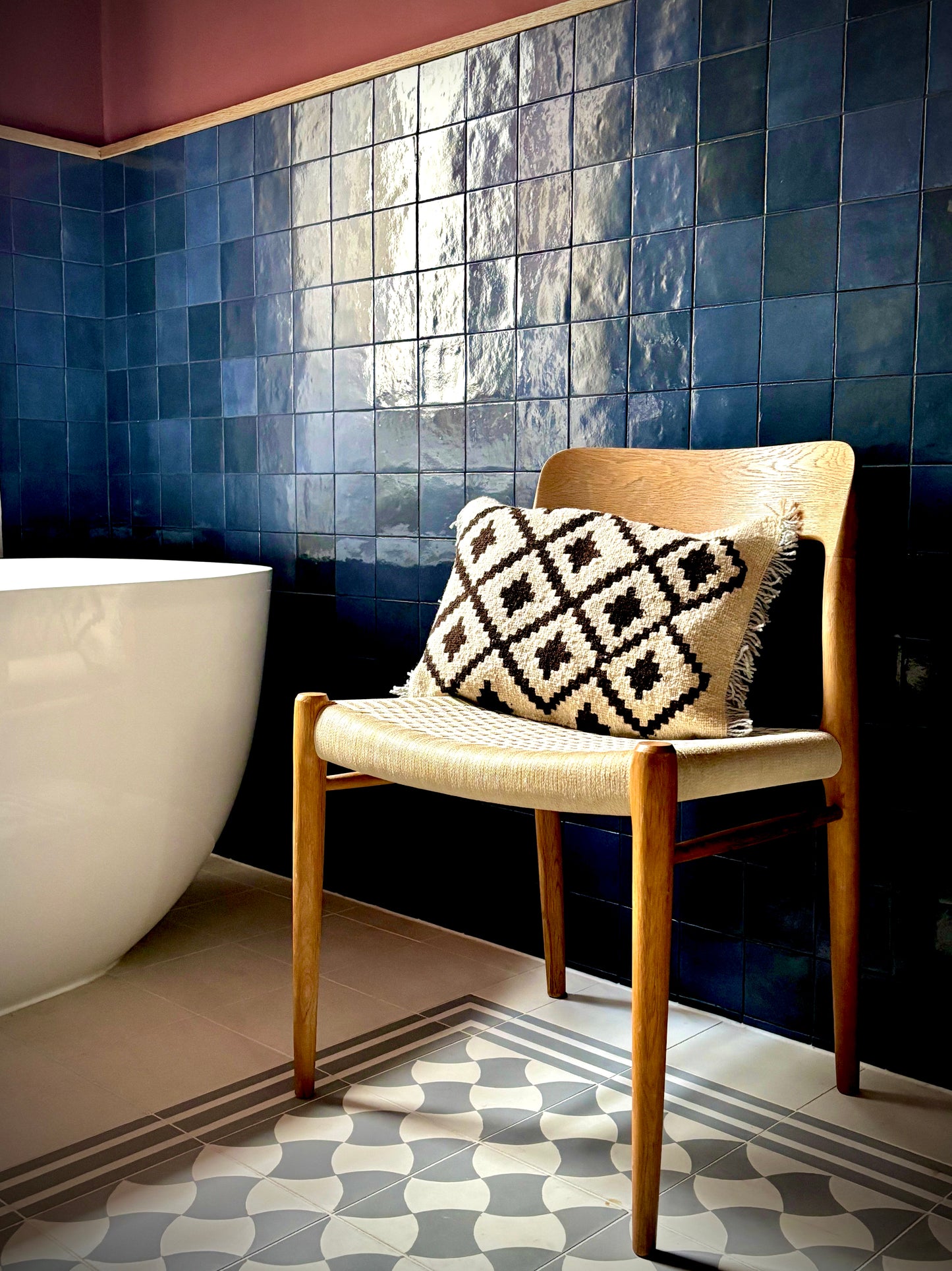 Small handwoven decorative cushion "Cruz"