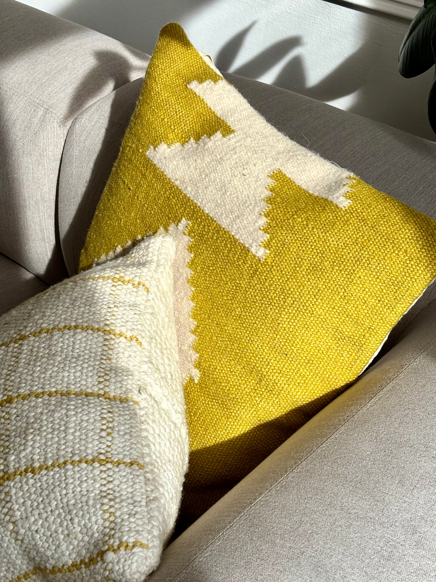 Handwoven decorative cushion "Mostaza"