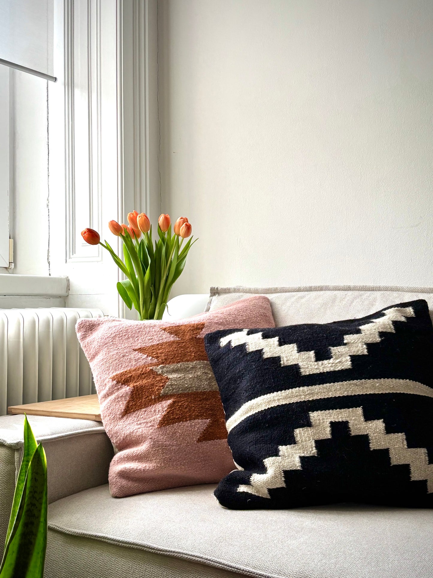 Handwoven decorative cushion "Noche"