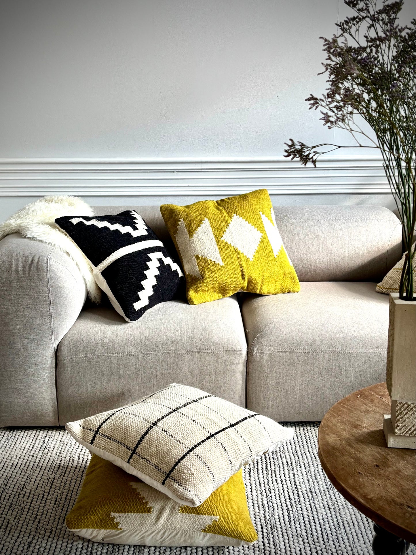 Handwoven decorative cushion "Scottish black/white"