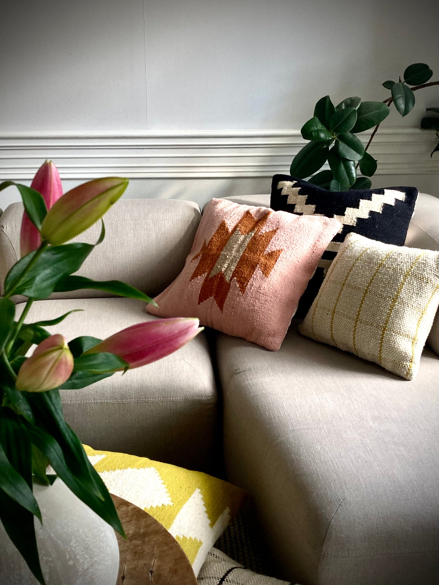 Handwoven decorative cushion "Pink"