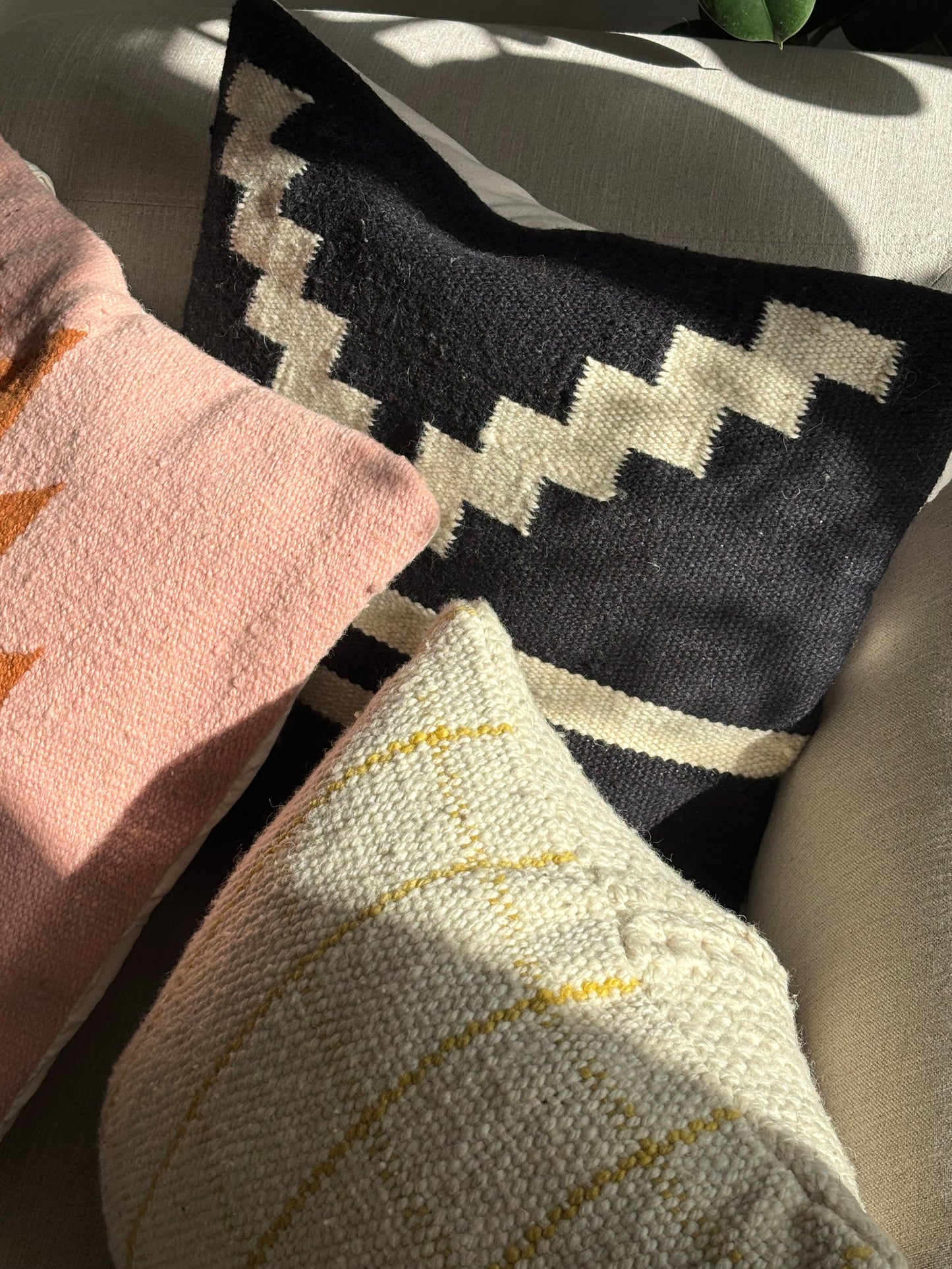 Handwoven decorative cushion "Noche"