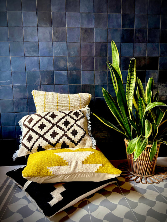 Small handwoven decorative cushion "Cruz"