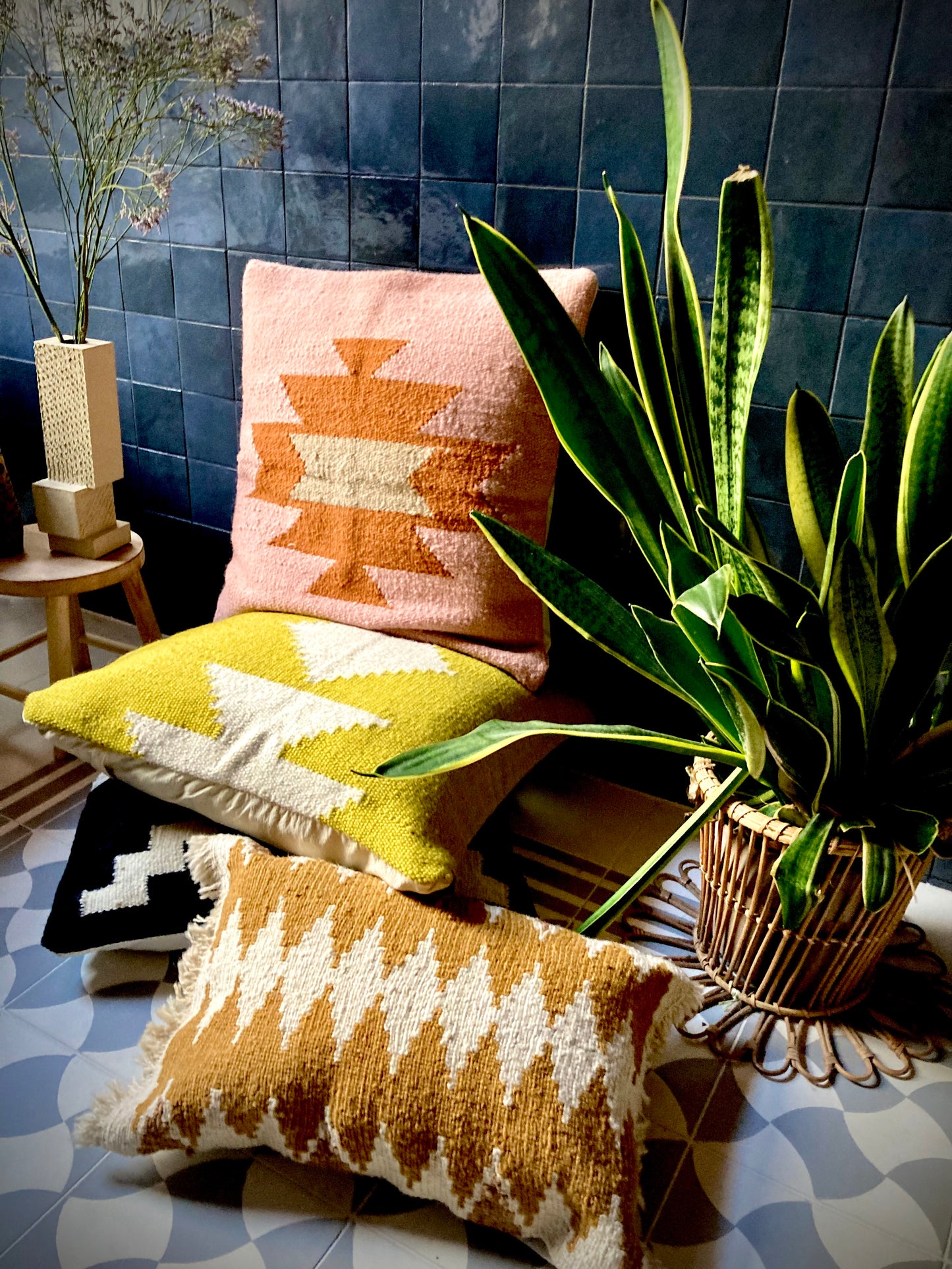 Handwoven decorative cushion "Mostaza"