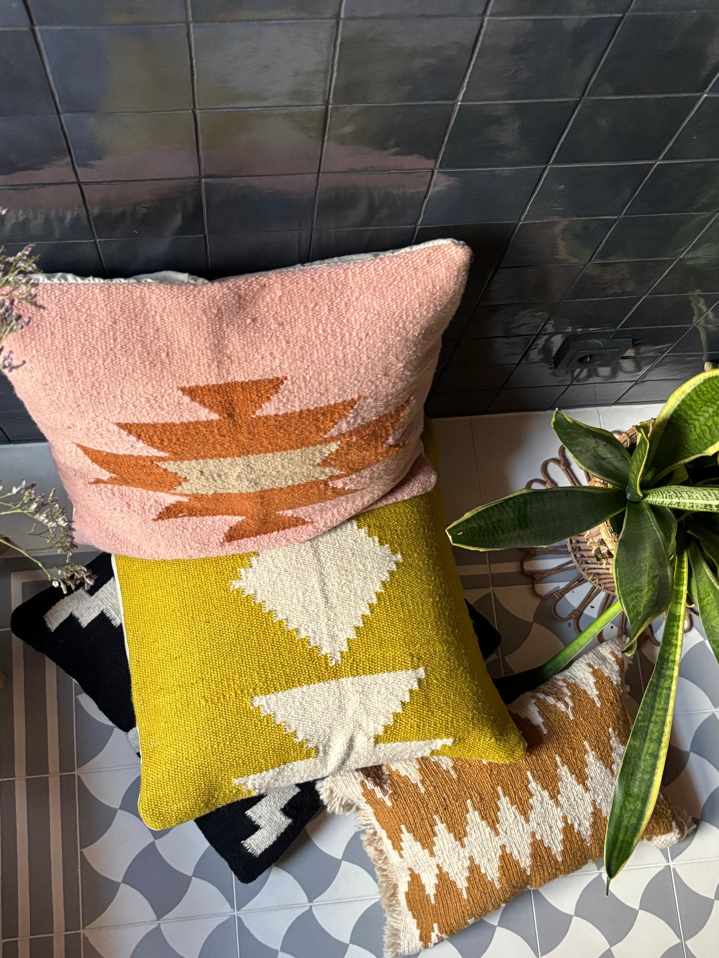 Handwoven decorative cushion "Pink"