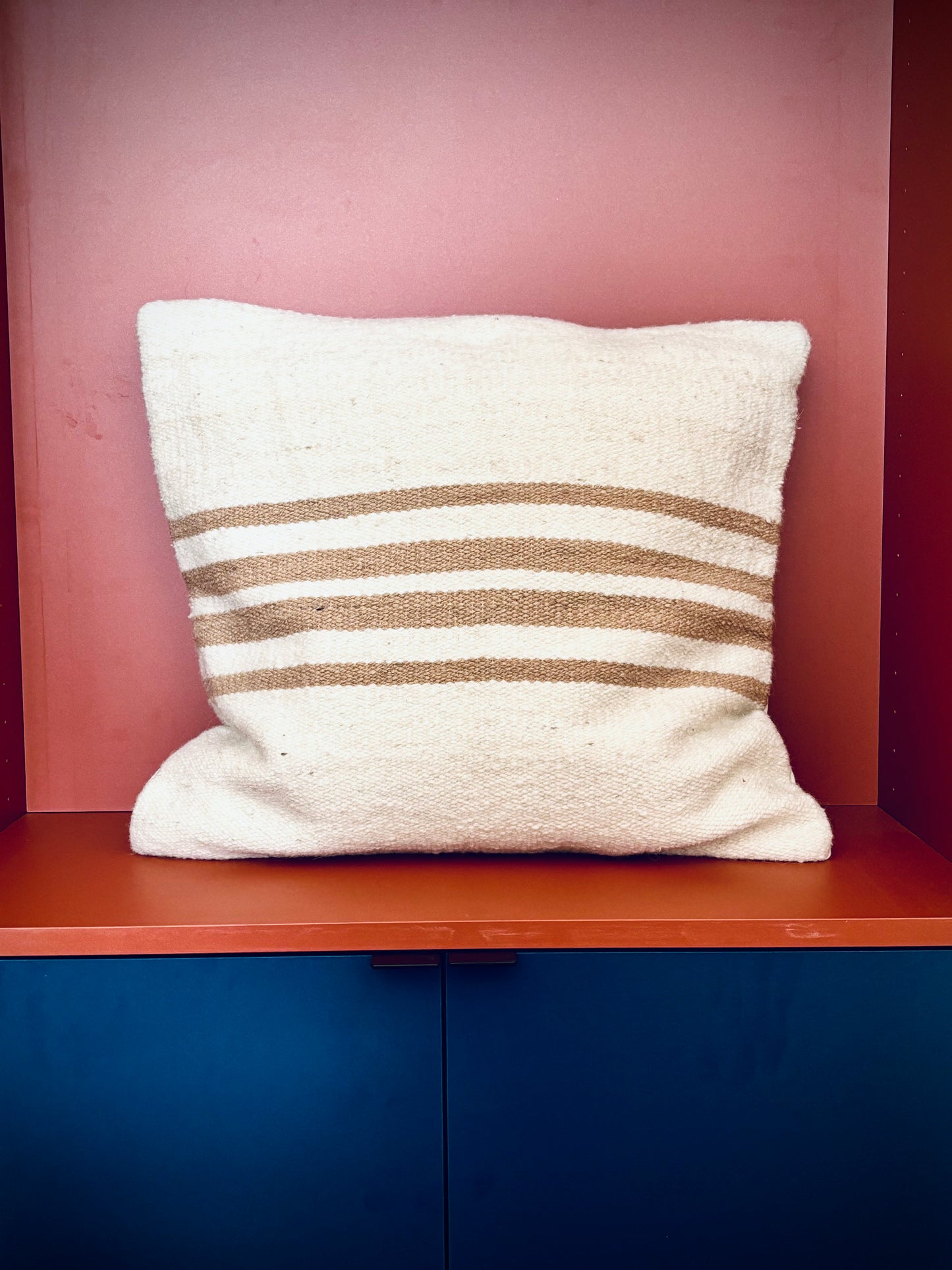 Handwoven decorative cushion "Arena Rayas"