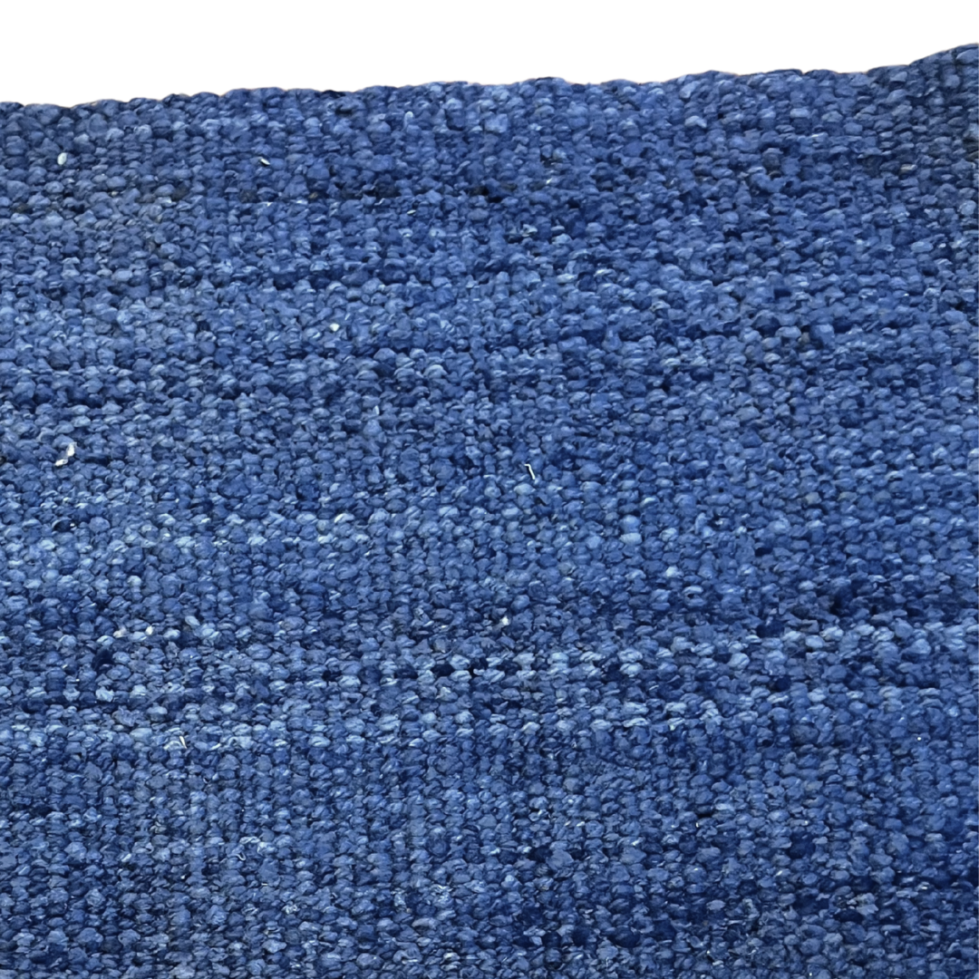 Detail: Handgewebter nachhaltiger Wollteppich CHUSI AZUL aus Argentinien in der Farbe blau