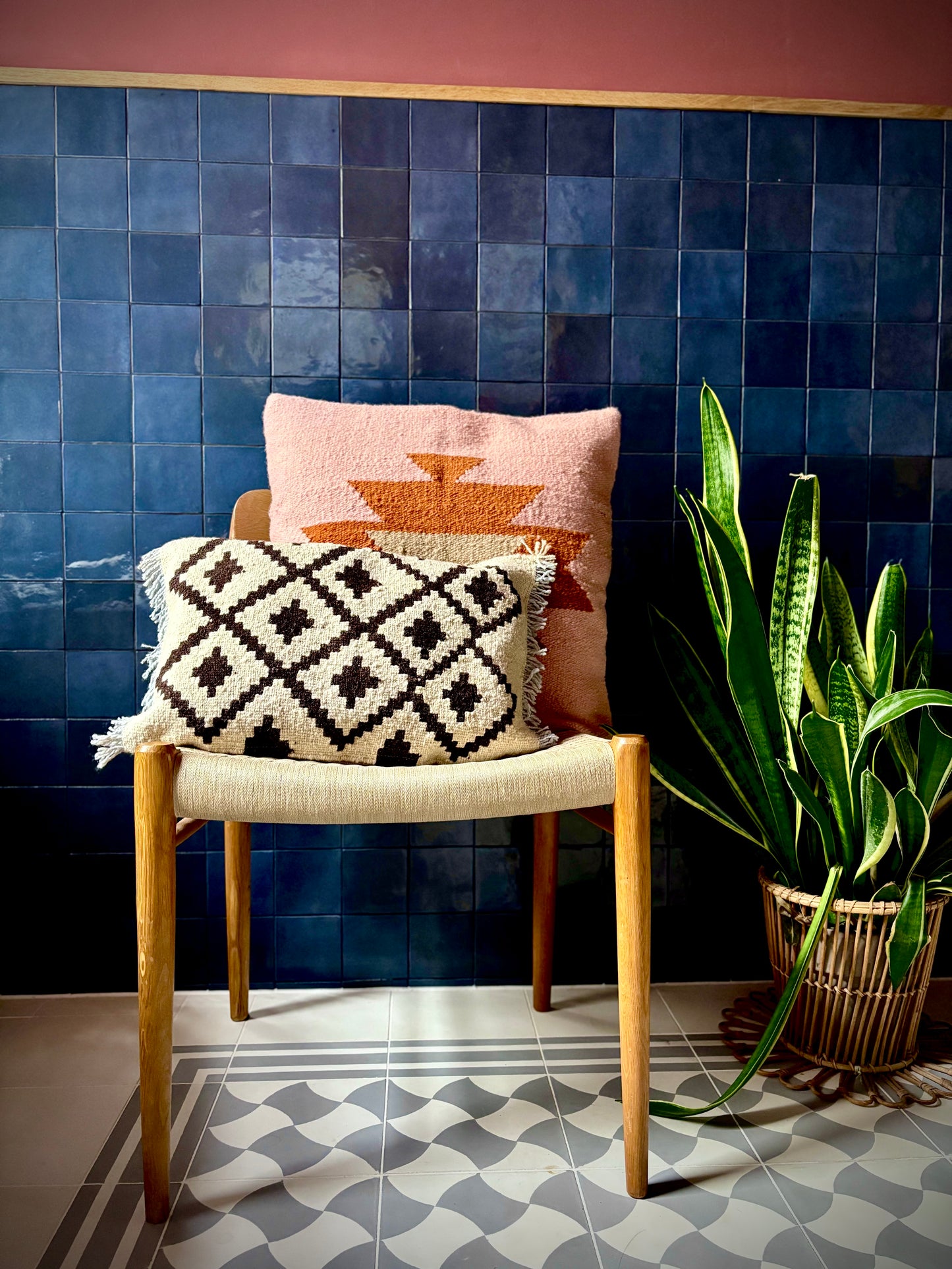 Small handwoven decorative cushion "Cruz"