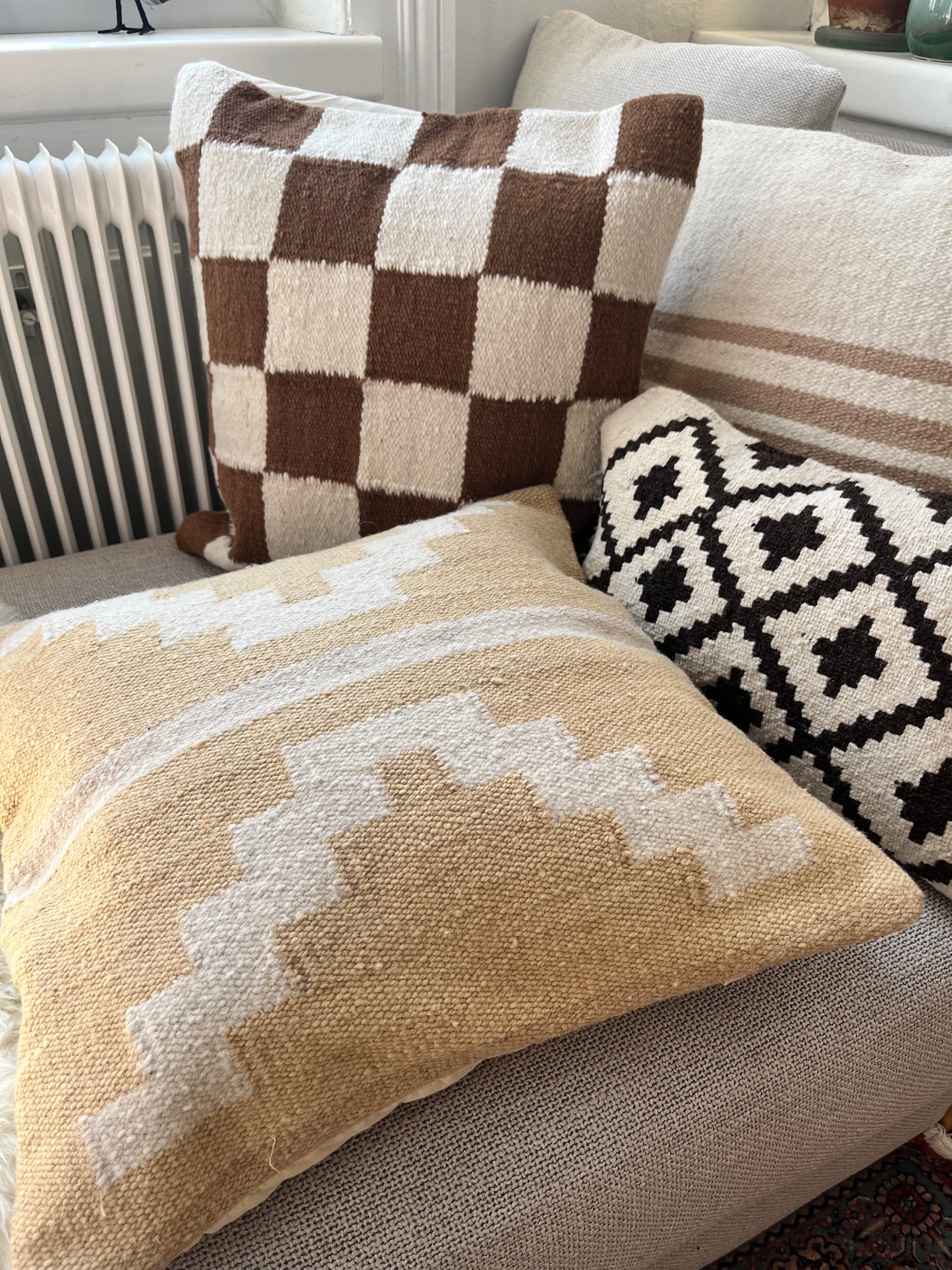 Handwoven decorative cushion "Arena"