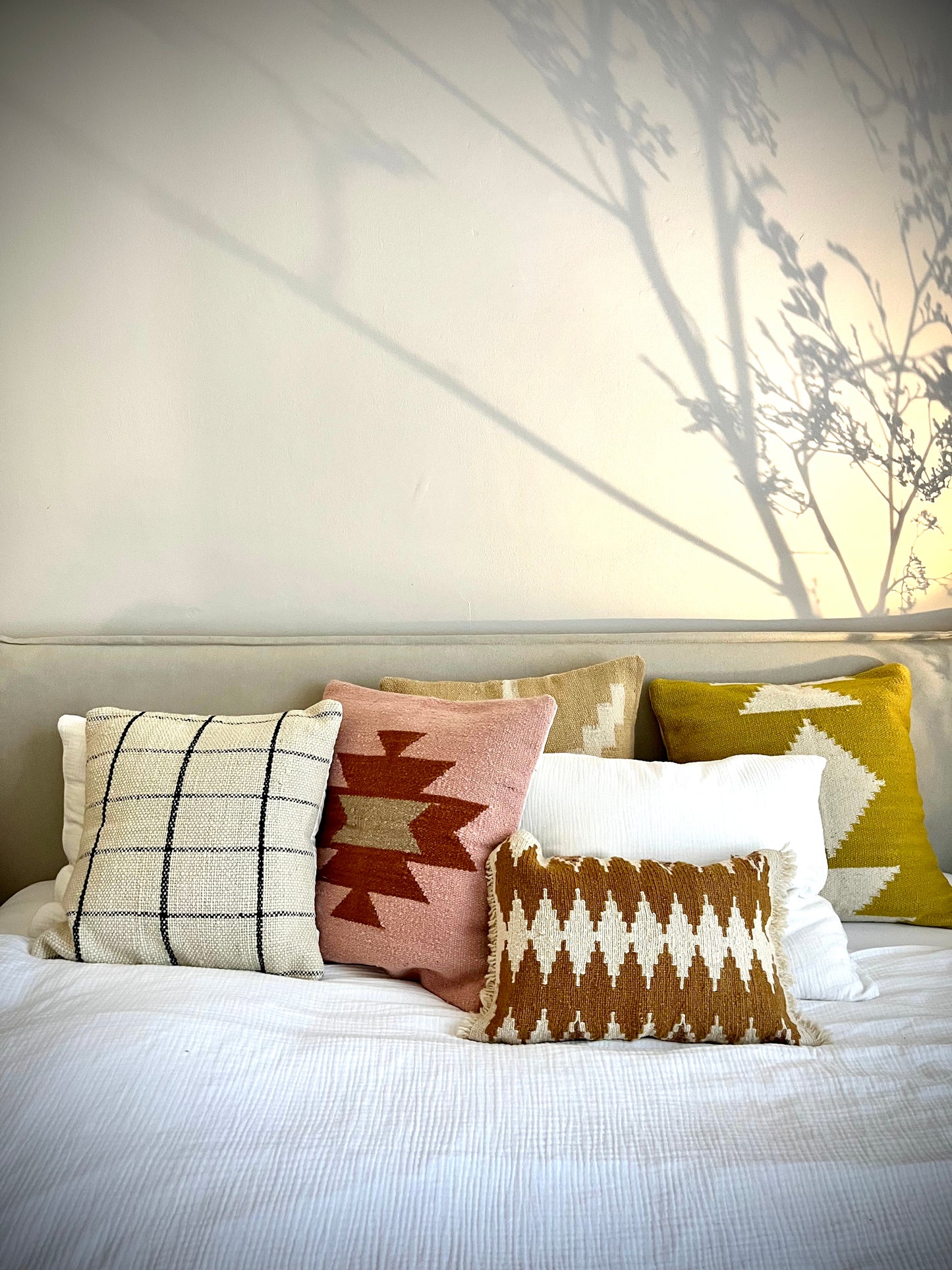 Small handwoven decorative cushion "Rautas"