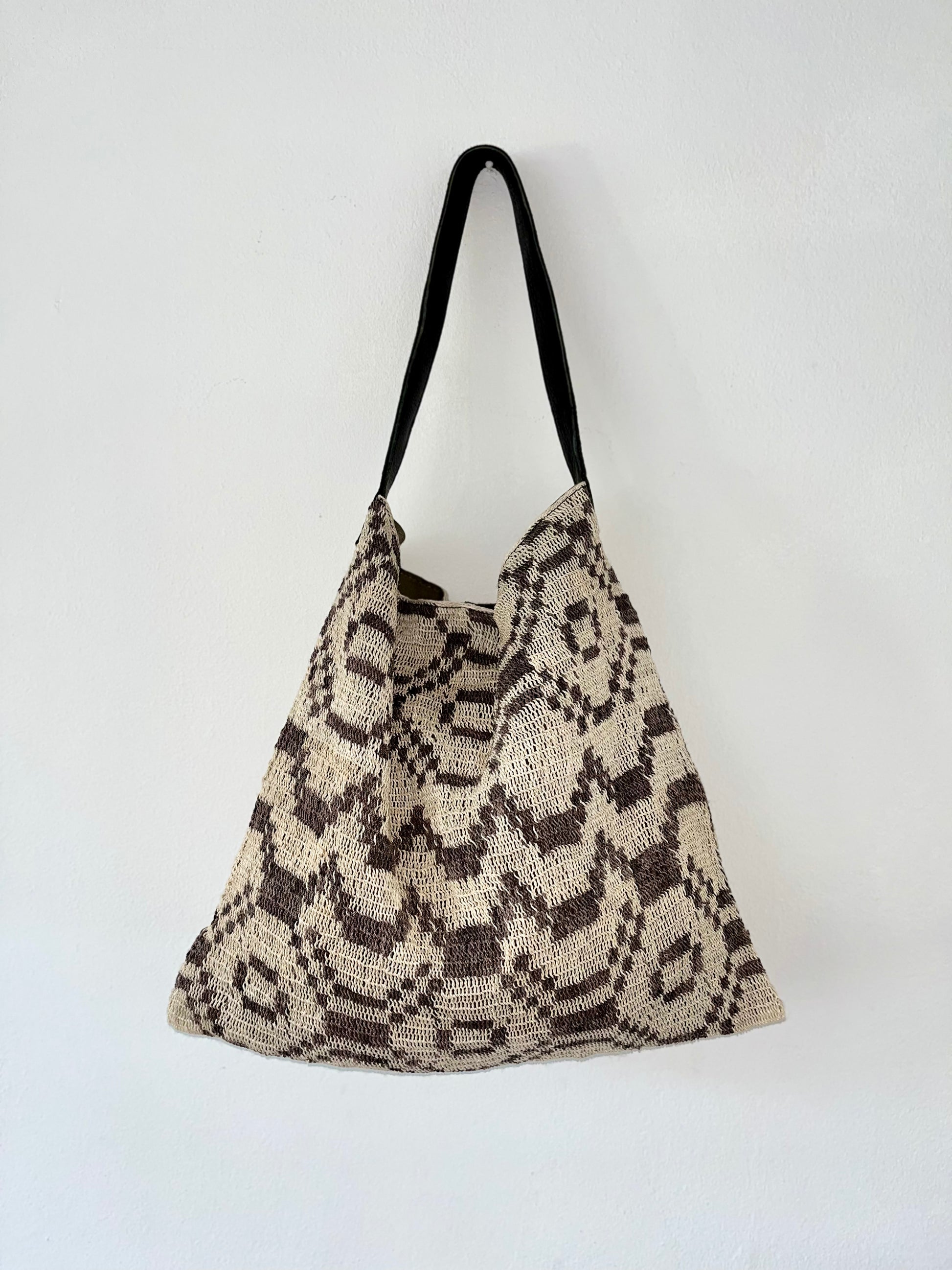 Handwoven chaguar handbag, chaguar plant fibre, naturally dyed with plants, handcrafted from indigenous women artisans in Argentina