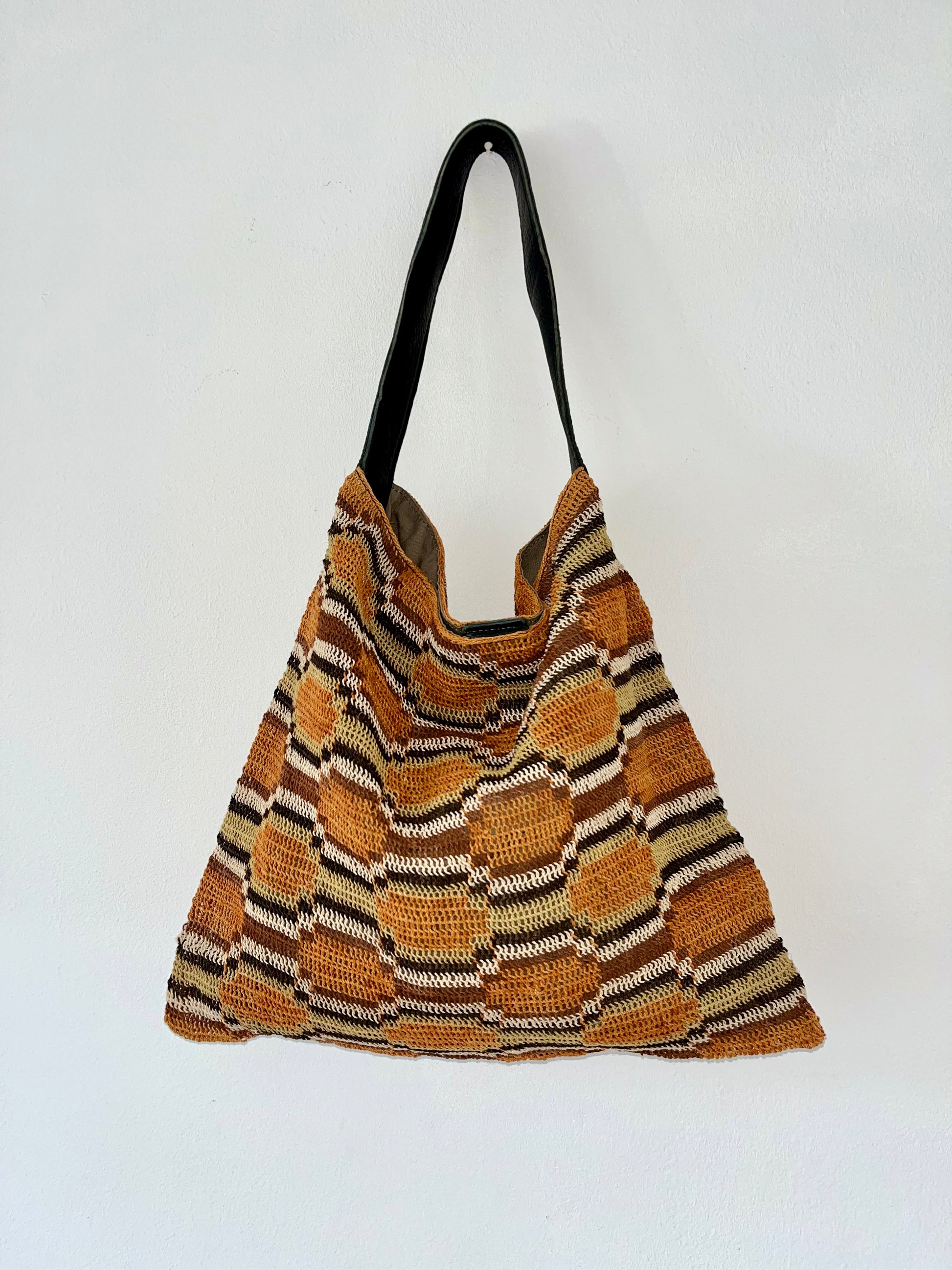 Handwoven chaguar handbag, chaguar plant fibre, naturally dyed with plants, handcrafted from indigenous women artisans in Argentina