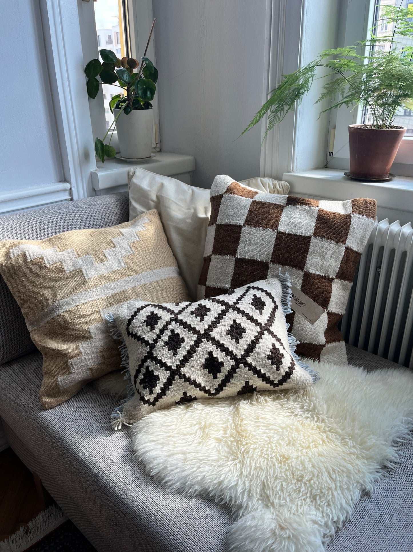 Small handwoven decorative cushion "Cruz"