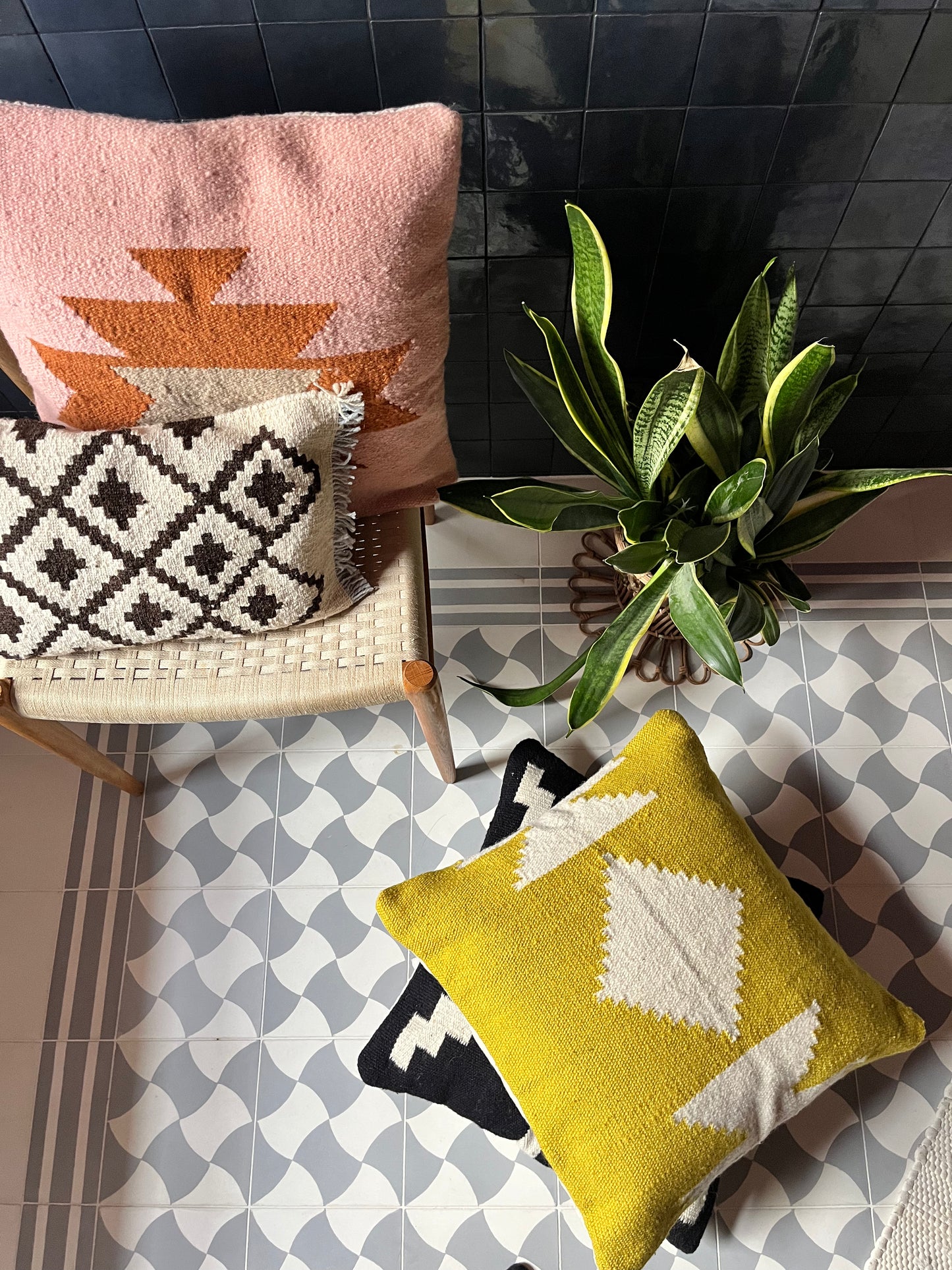 Handwoven decorative cushion "Mostaza"