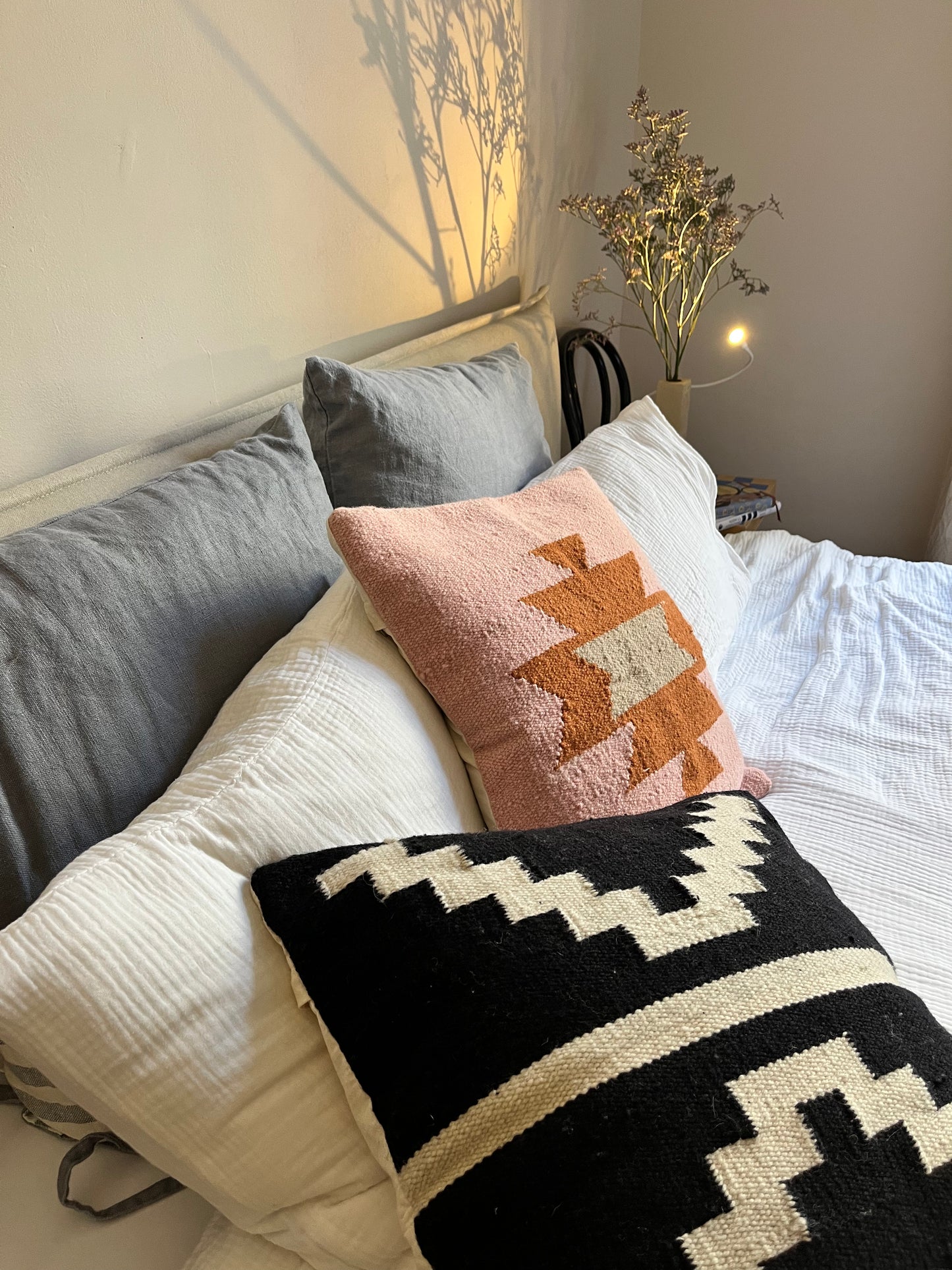 Handwoven decorative cushion "Noche"