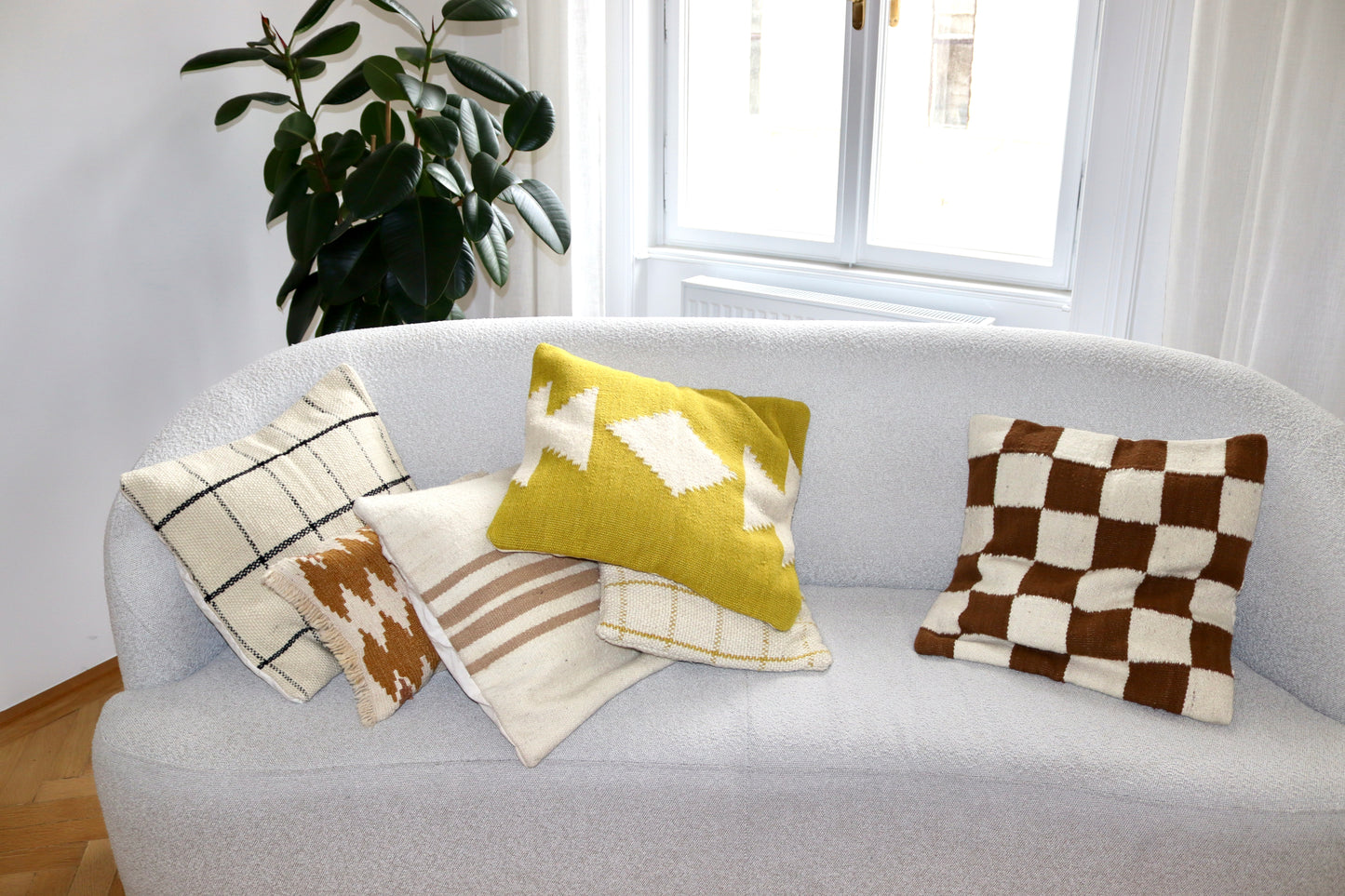 Handwoven decorative cushion "Arena Rayas"