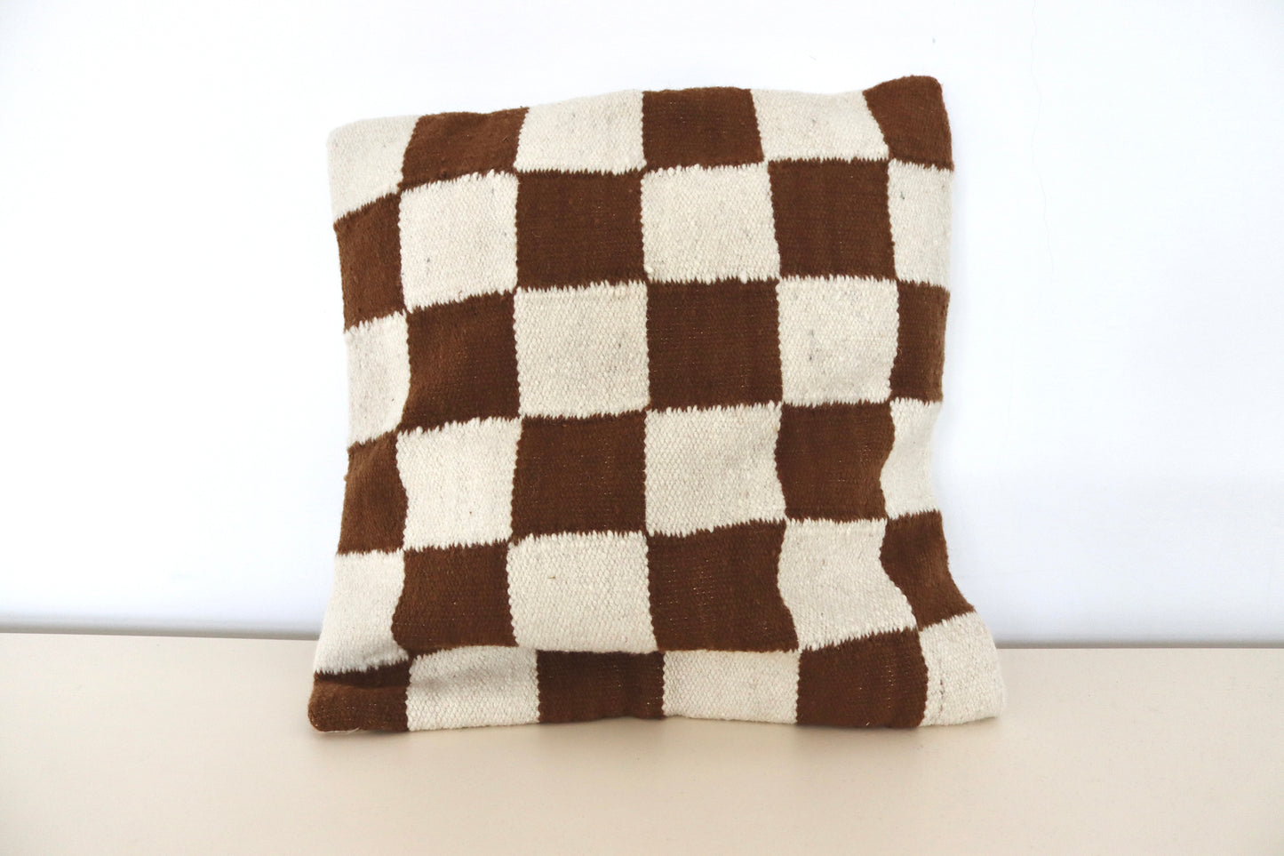 Handwoven decorative cushion "Damero"