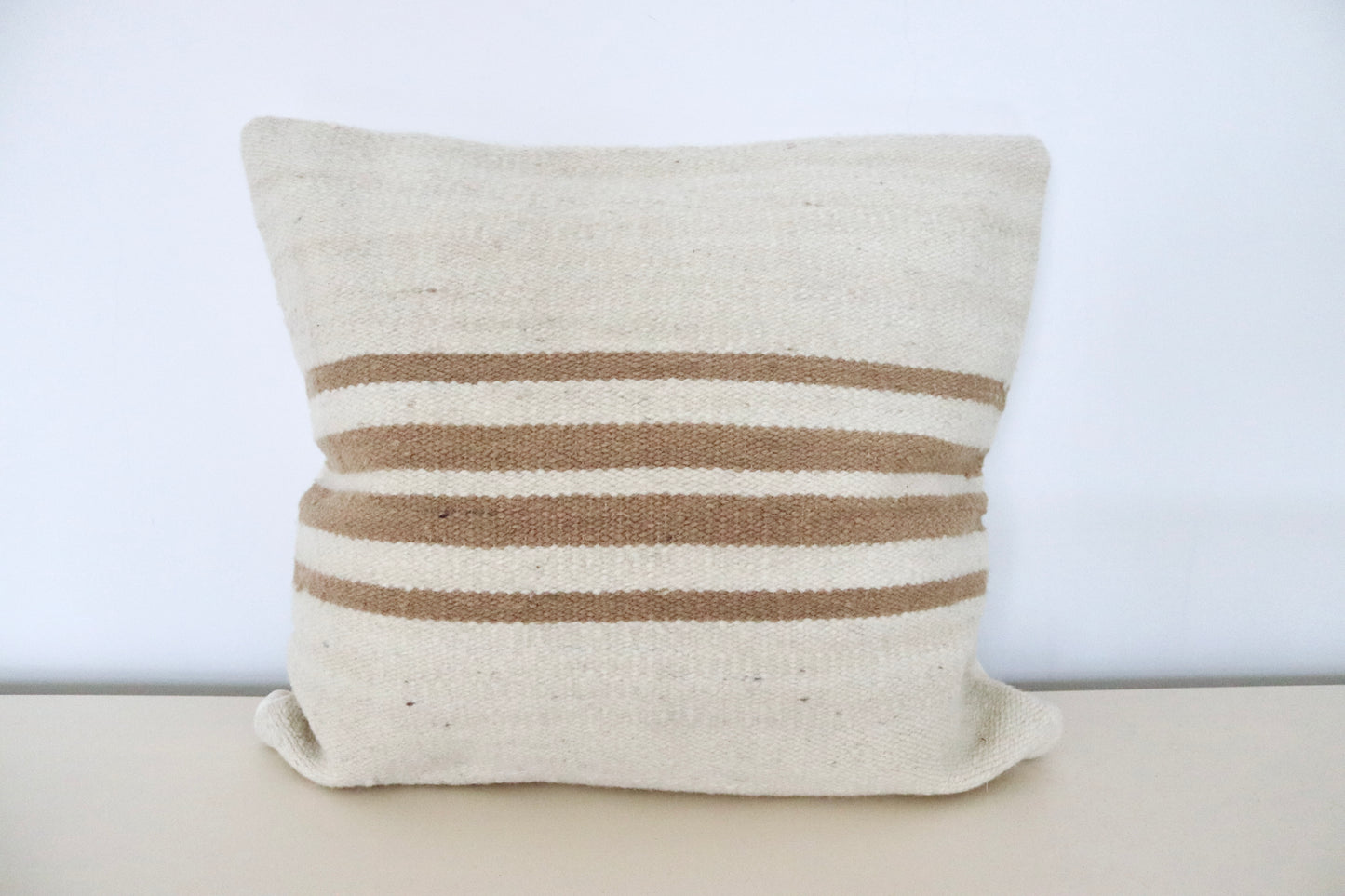 Handwoven decorative cushion "Arena Rayas"