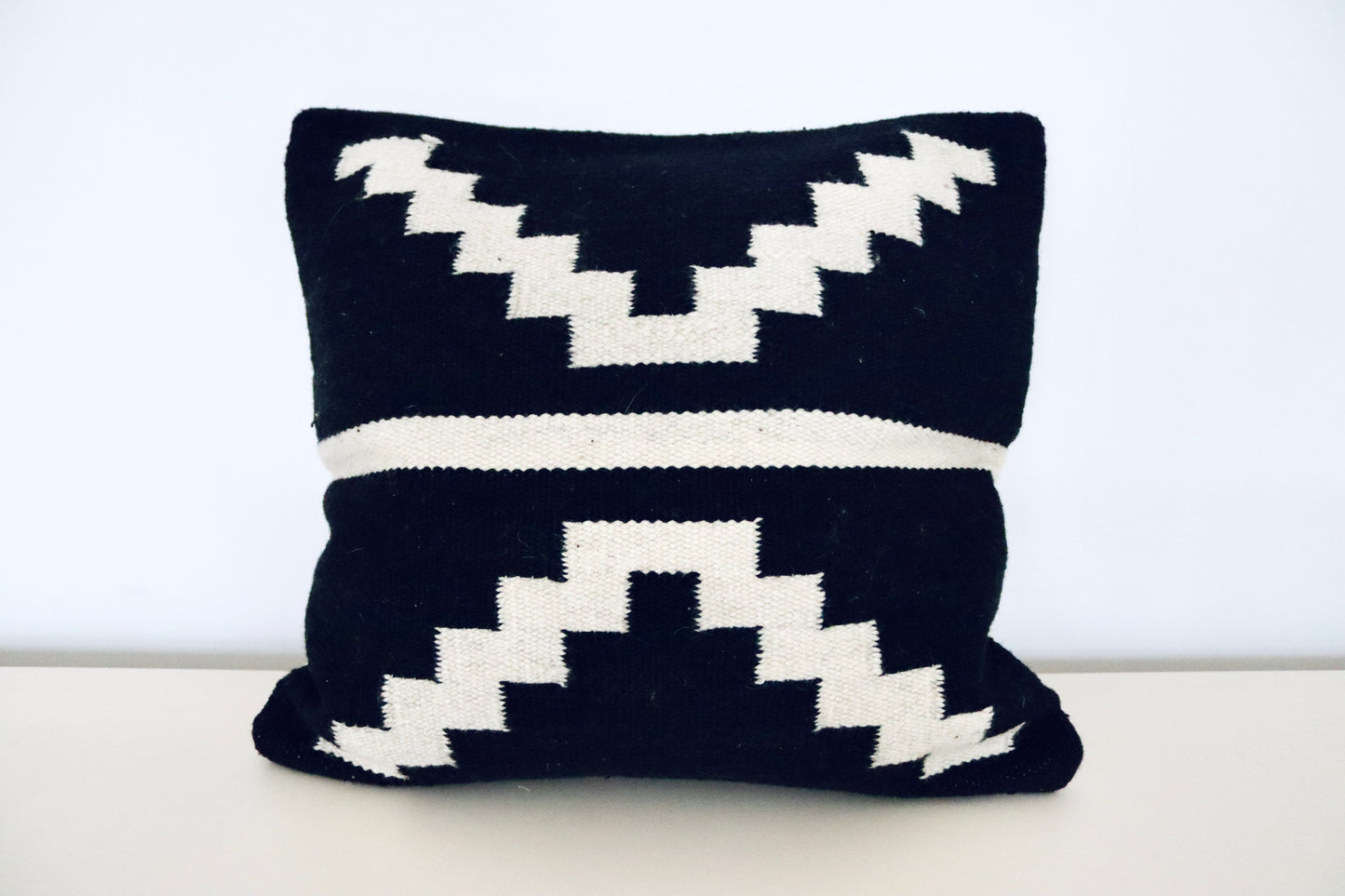 Handwoven decorative cushion "Noche"