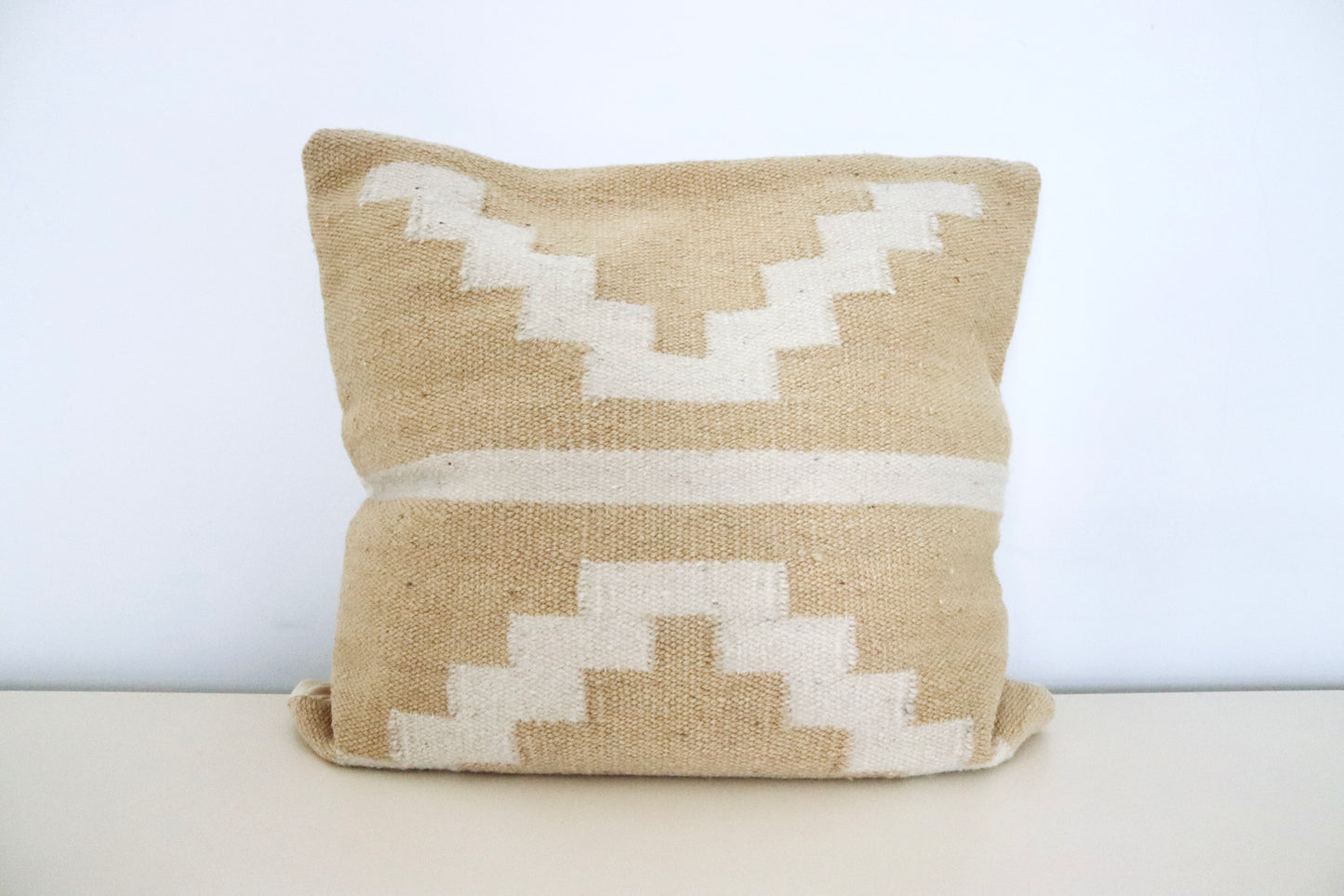 Handwoven decorative cushion "Arena"