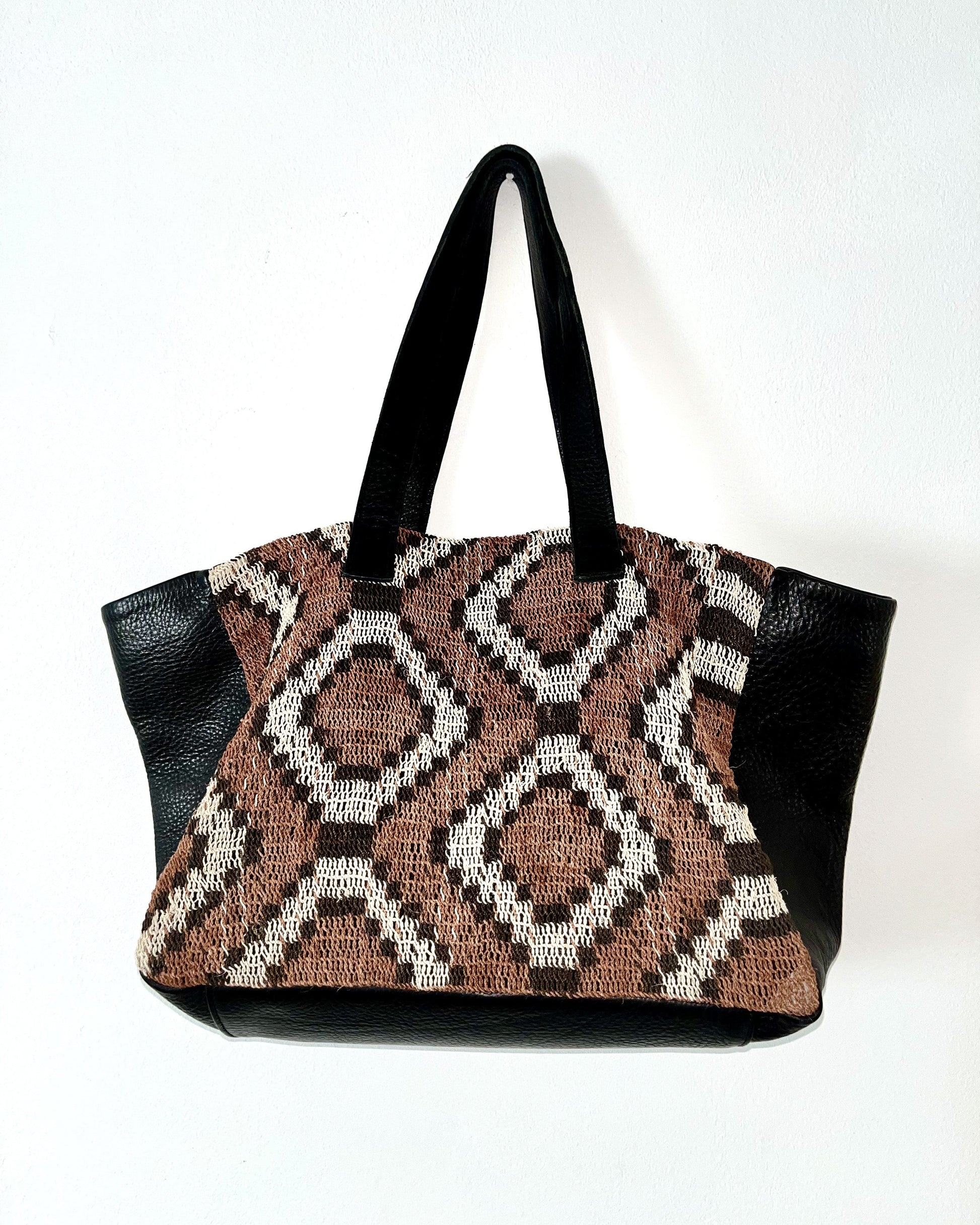 Schwarze Lederhandtasche mit nachhaltiger Chaguar-Weberei aus Argentinien